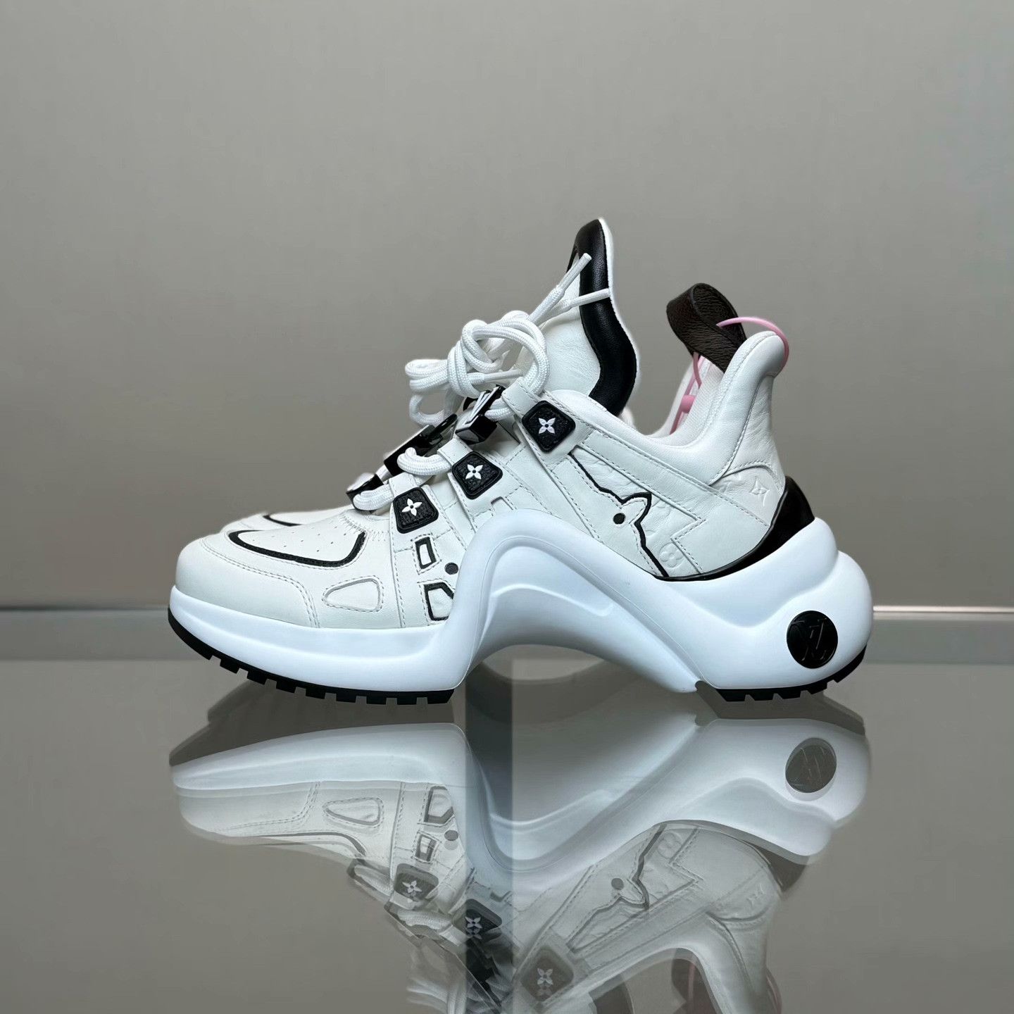 Louis Vuitton Louis Vuitton Black Lowtop Sneakers 25 Women Size US 8 / IT 38 - 5 Thumbnail