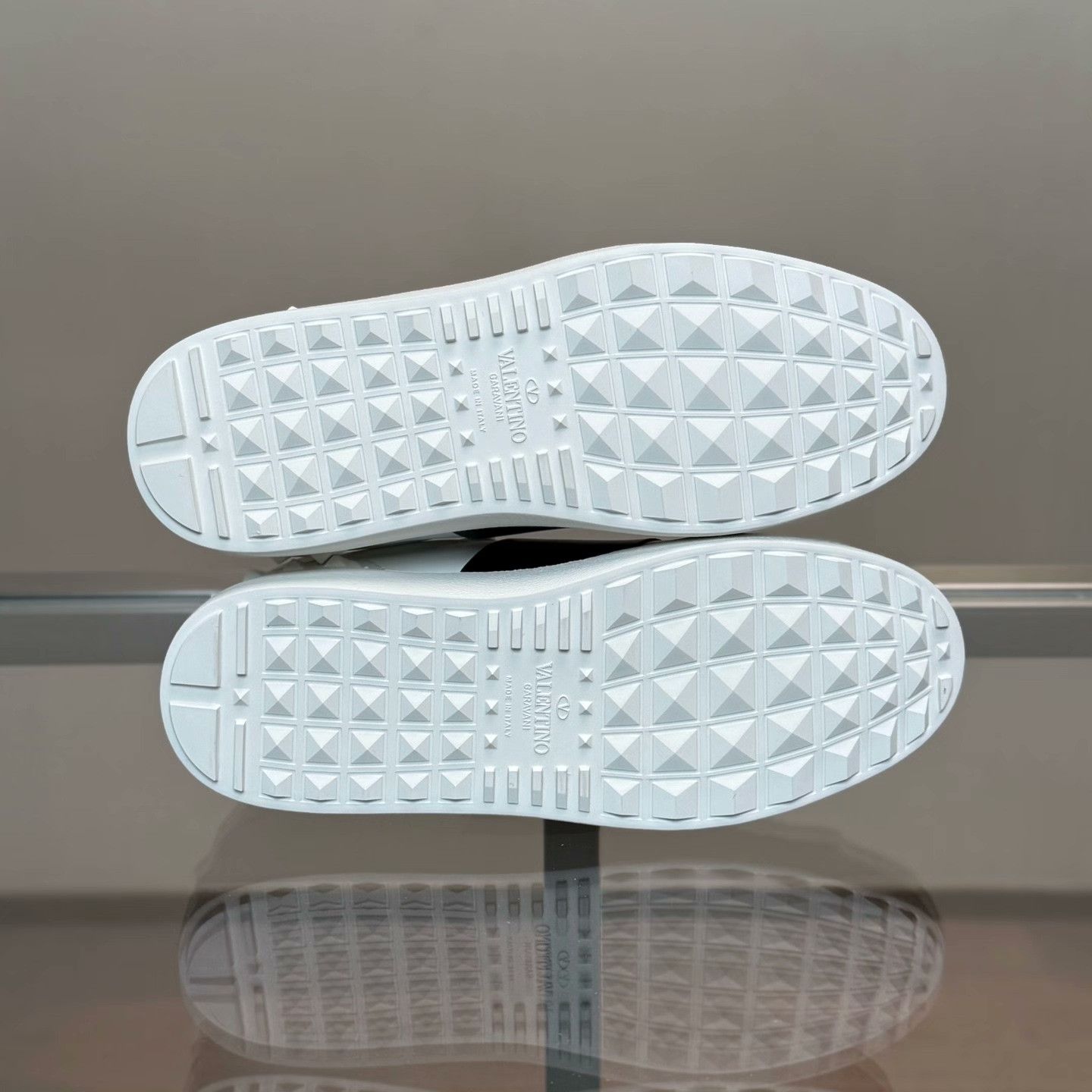 Valentino Valentino White Lowtop Sneakers 35 Women Size US 5 / IT 35 - 7 Thumbnail