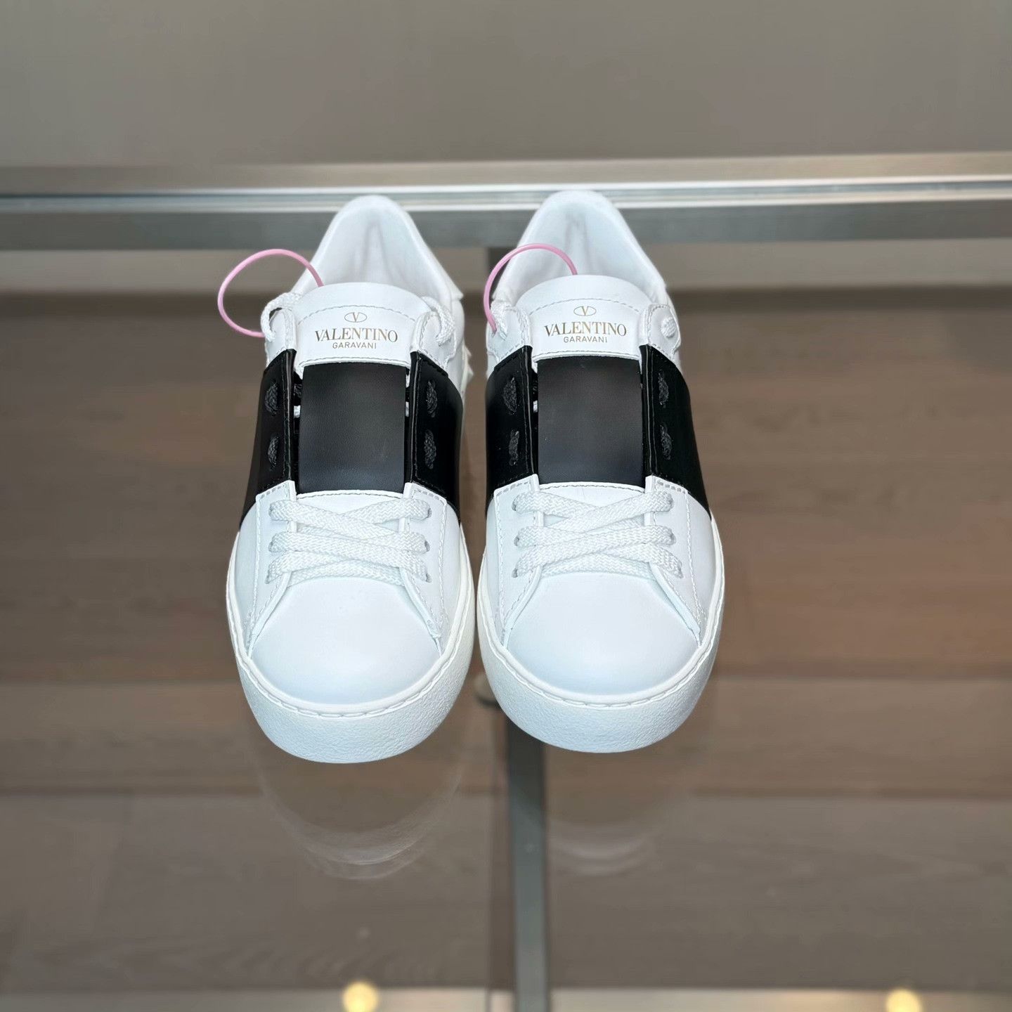 Valentino Valentino White Lowtop Sneakers 35 Women Size US 5 / IT 35 - 2 Thumbnail