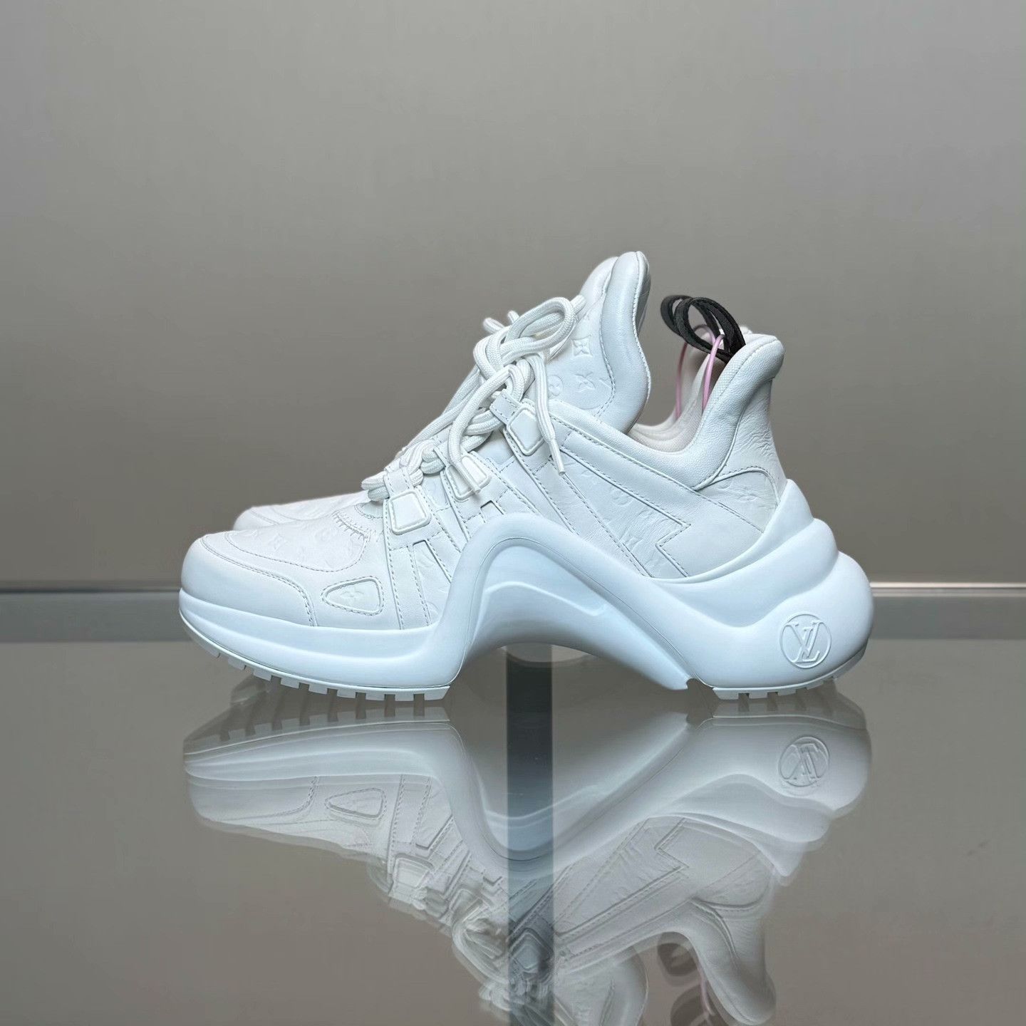 Louis Vuitton Louis Vuitton White Lowtop Sneakers 38 Women Size US 7.5 / IT 37.5 - 5 Thumbnail