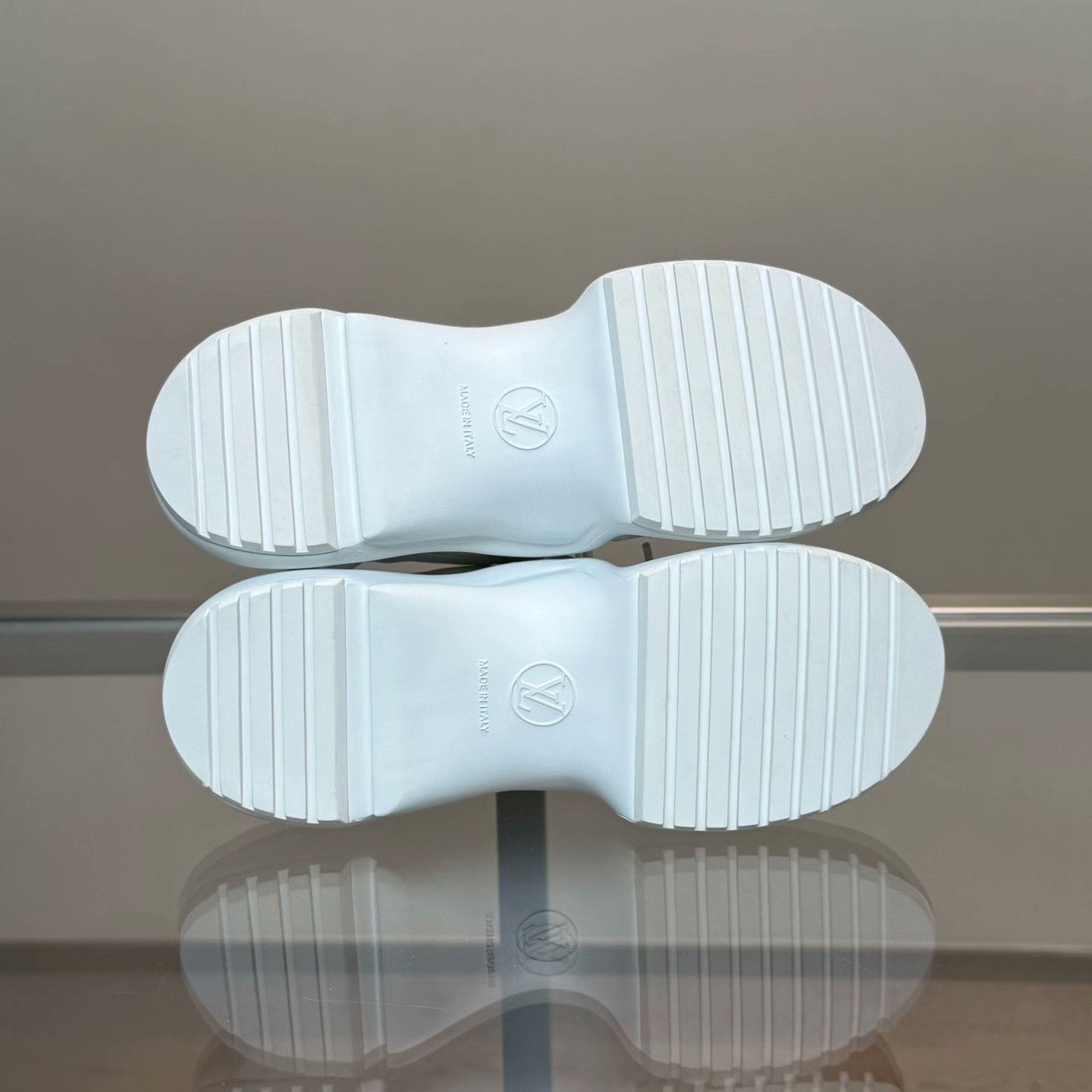 Louis Vuitton Louis Vuitton White Lowtop Sneakers 38 Women Size US 7.5 / IT 37.5 - 7 Thumbnail