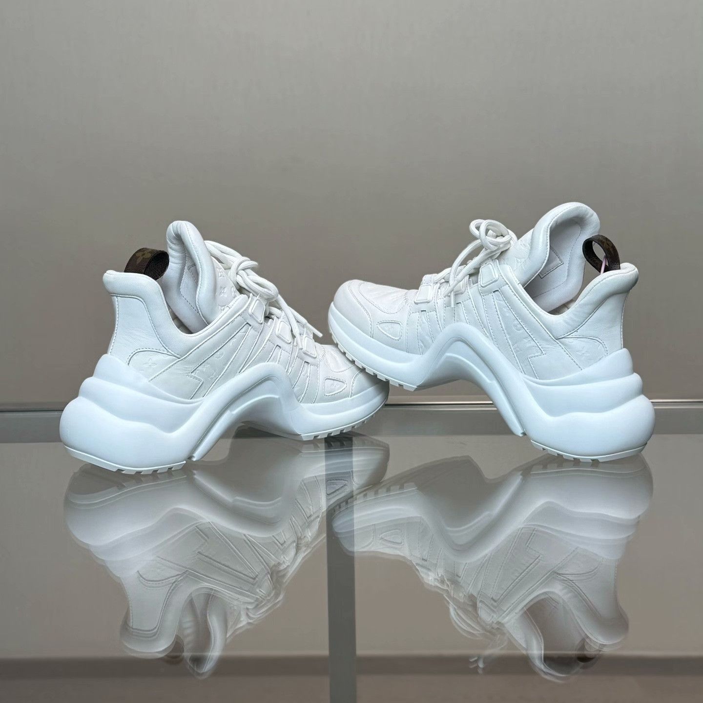 Louis Vuitton Louis Vuitton White Lowtop Sneakers 38 Women Size US 7.5 / IT 37.5 - 6 Thumbnail