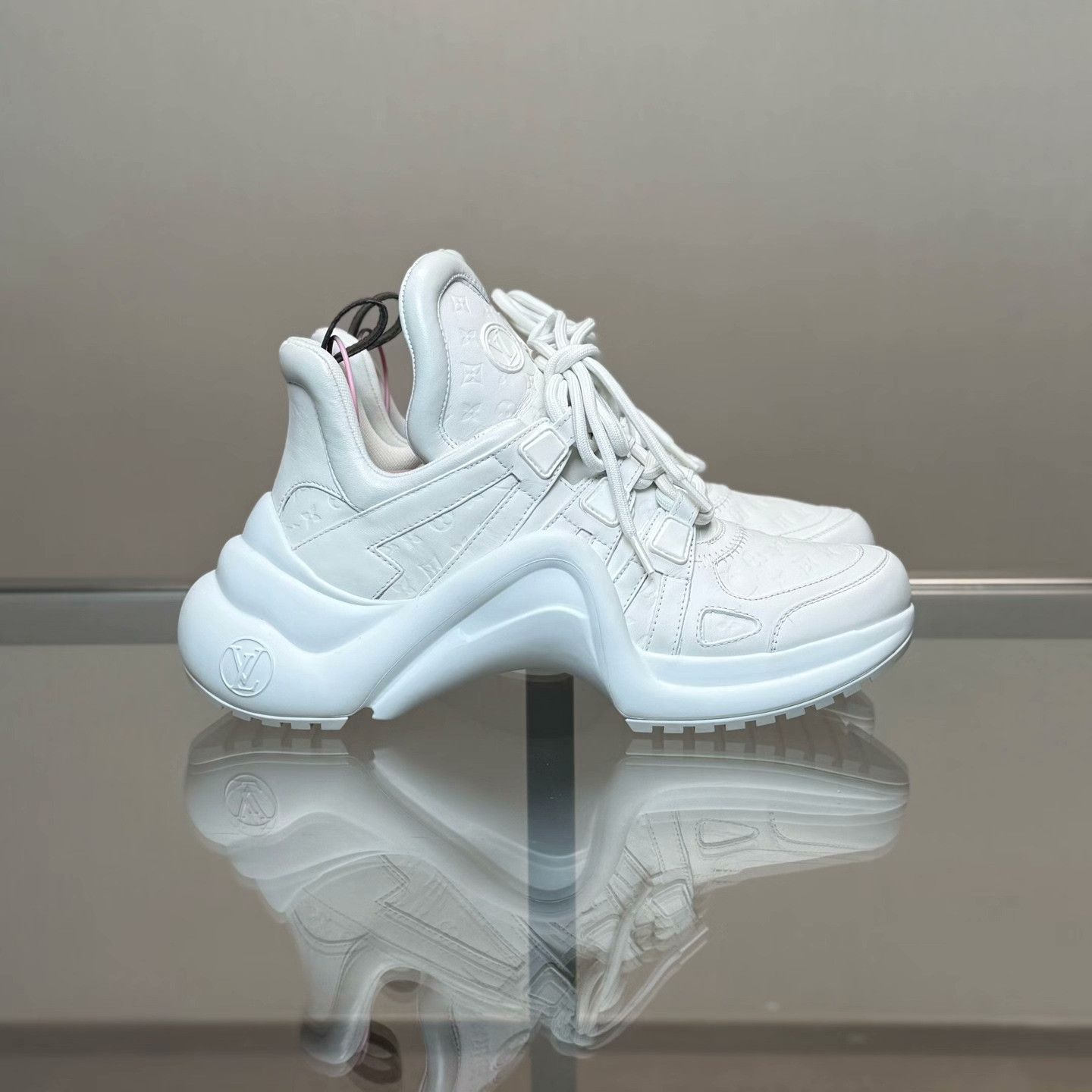 Louis Vuitton Louis Vuitton White Lowtop Sneakers 38 Women Size US 7.5 / IT 37.5 - 3 Thumbnail