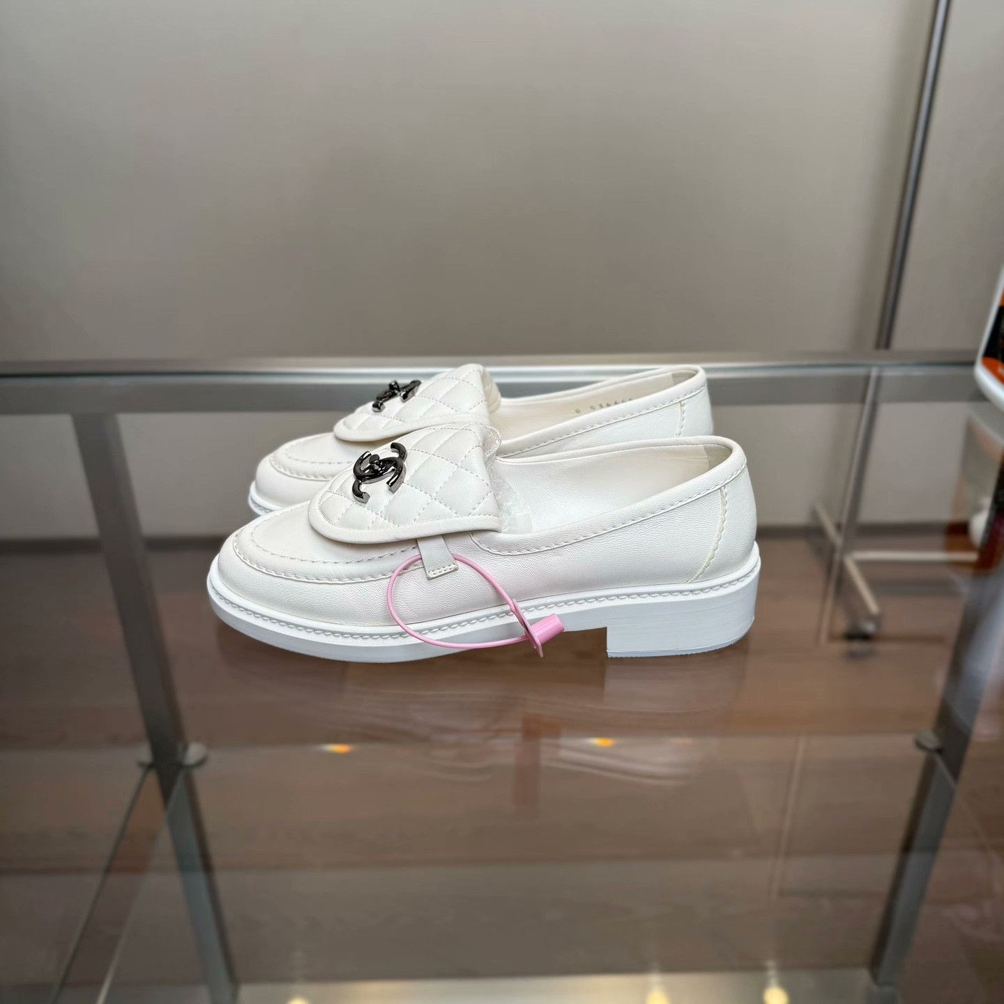 Chanel Chanel White Lowtop Sneakers 35 Women Size US 5 / IT 35 - 5 Thumbnail