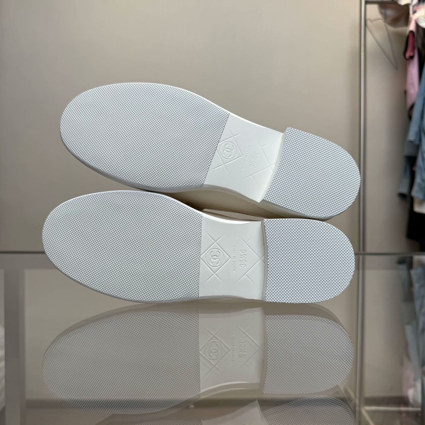 Chanel Chanel White Lowtop Sneakers 35 Women Size US 5 / IT 35 - 7 Thumbnail