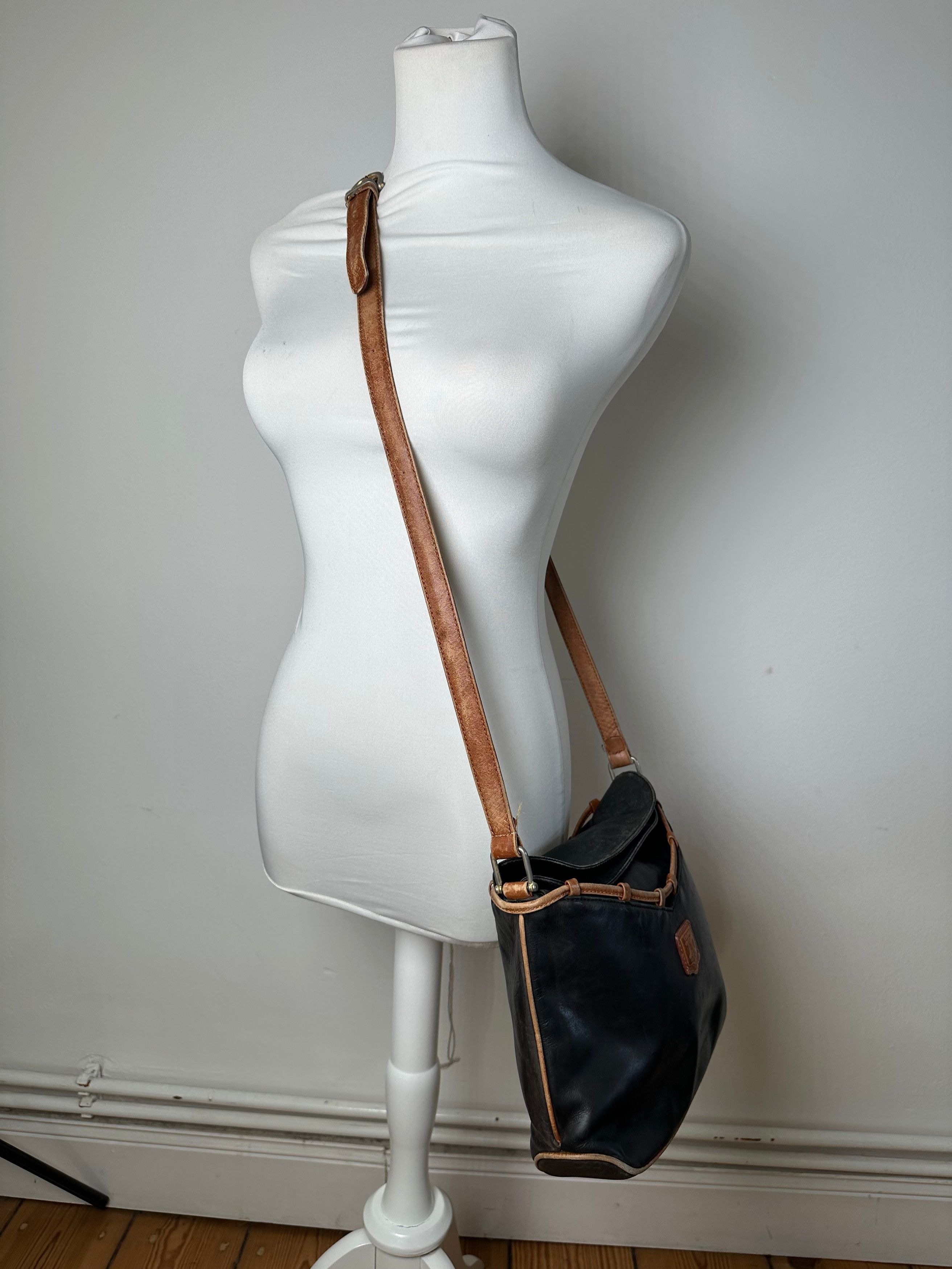Celine Vintage Paris Leather Shoulder / Crossbody Bag Black Brown Size ONE SIZE - 14 Thumbnail