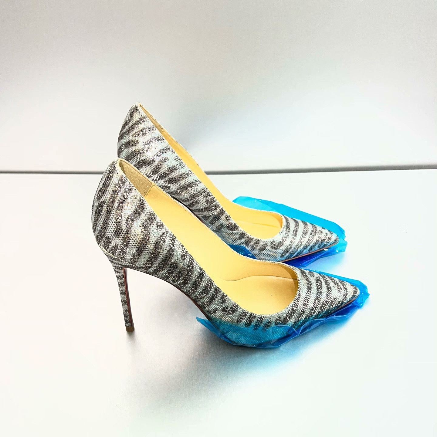 Christian Louboutin Christian Louboutin Red Lowtop Sneakers 38 Women Size US 7.5 / IT 37.5 - 4 Thumbnail