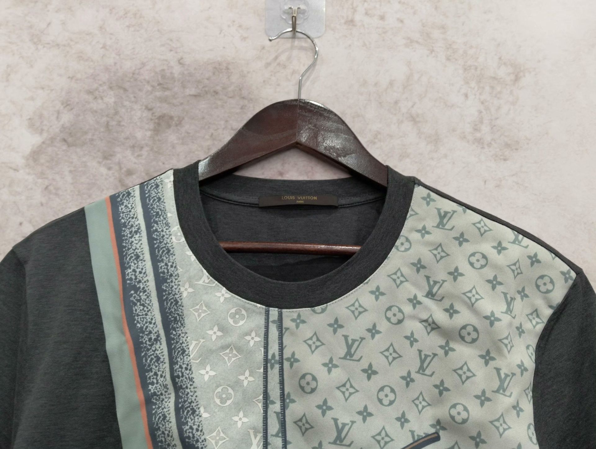 Louis Vuitton Louis Vuitton T-Shirt L Men Size US L / EU 52-54 / 3 - 6 Thumbnail