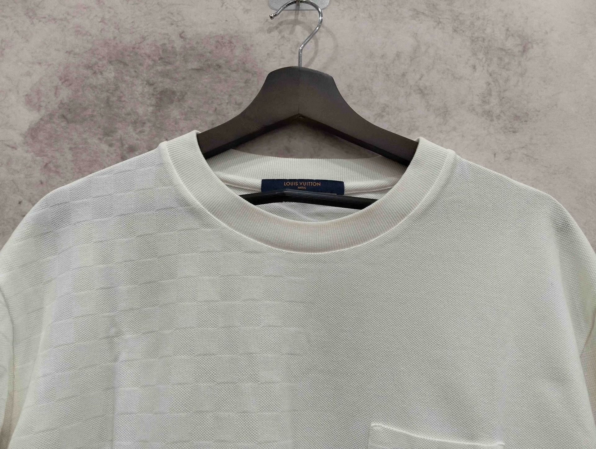 Louis Vuitton Louis Vuitton T-Shirt L Men Size US L / EU 52-54 / 3 - 6 Thumbnail