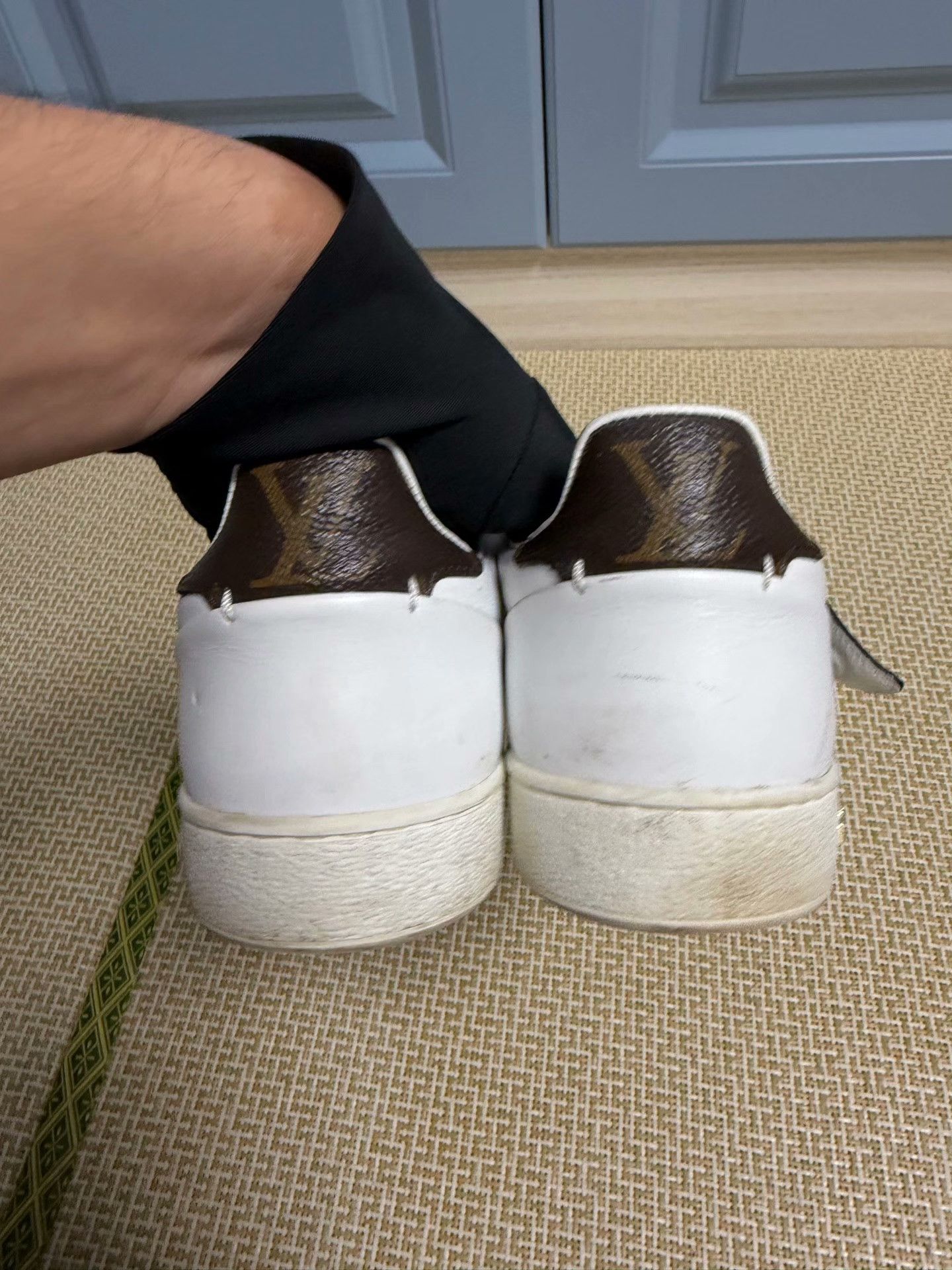 Louis Vuitton Louis Vuitton White Lowtop Sneakers 38 Women Size US 7.5 / IT 37.5 - 5 Thumbnail