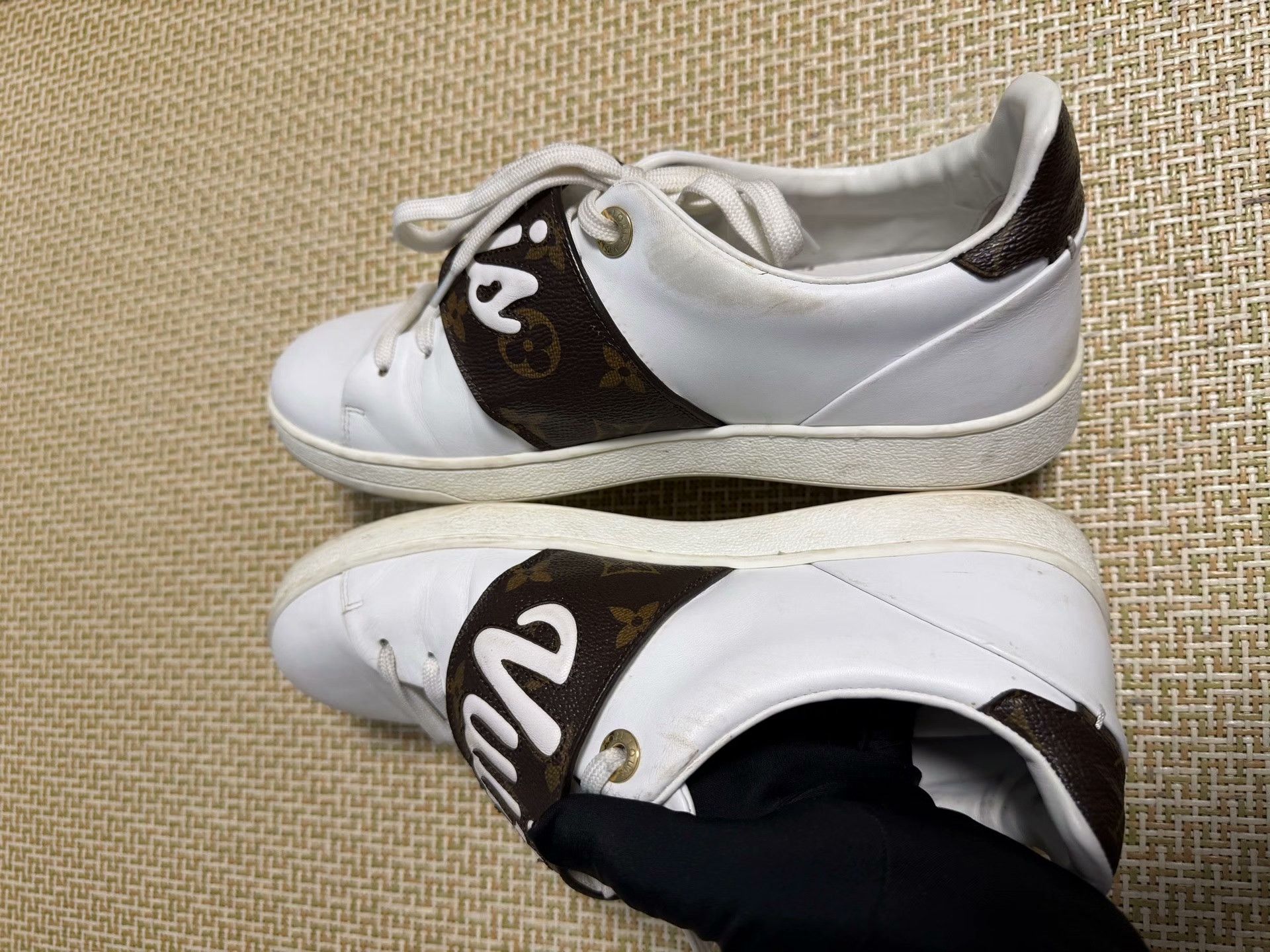 Louis Vuitton Louis Vuitton White Lowtop Sneakers 38 Women Size US 7.5 / IT 37.5 - 6 Thumbnail