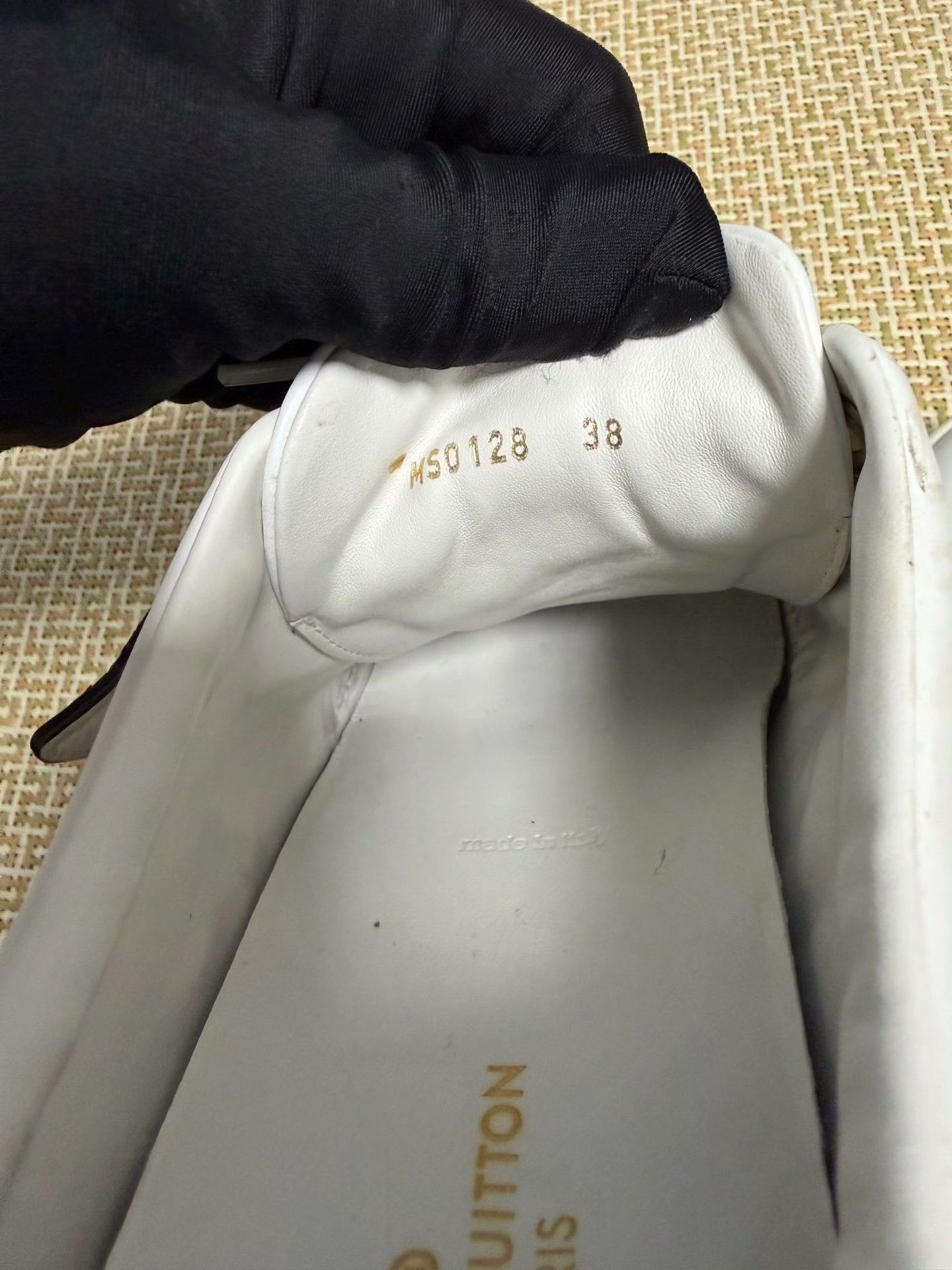 Louis Vuitton Louis Vuitton White Lowtop Sneakers 38 Women Size US 7.5 / IT 37.5 - 8 Thumbnail