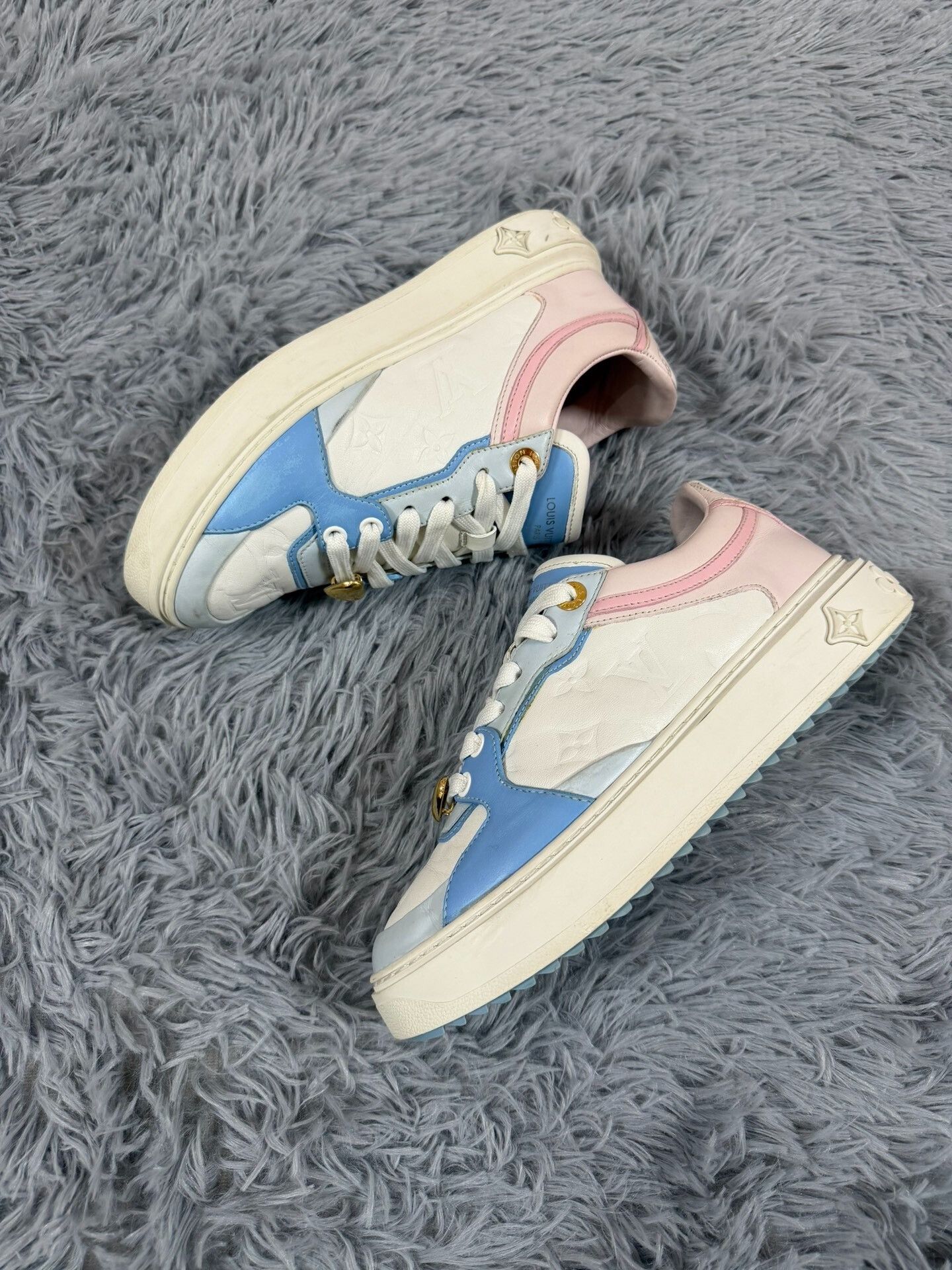 Louis Vuitton Louis Vuitton White Lowtop Sneakers us_7 Women Size US 7 / IT 37 - 2 Thumbnail