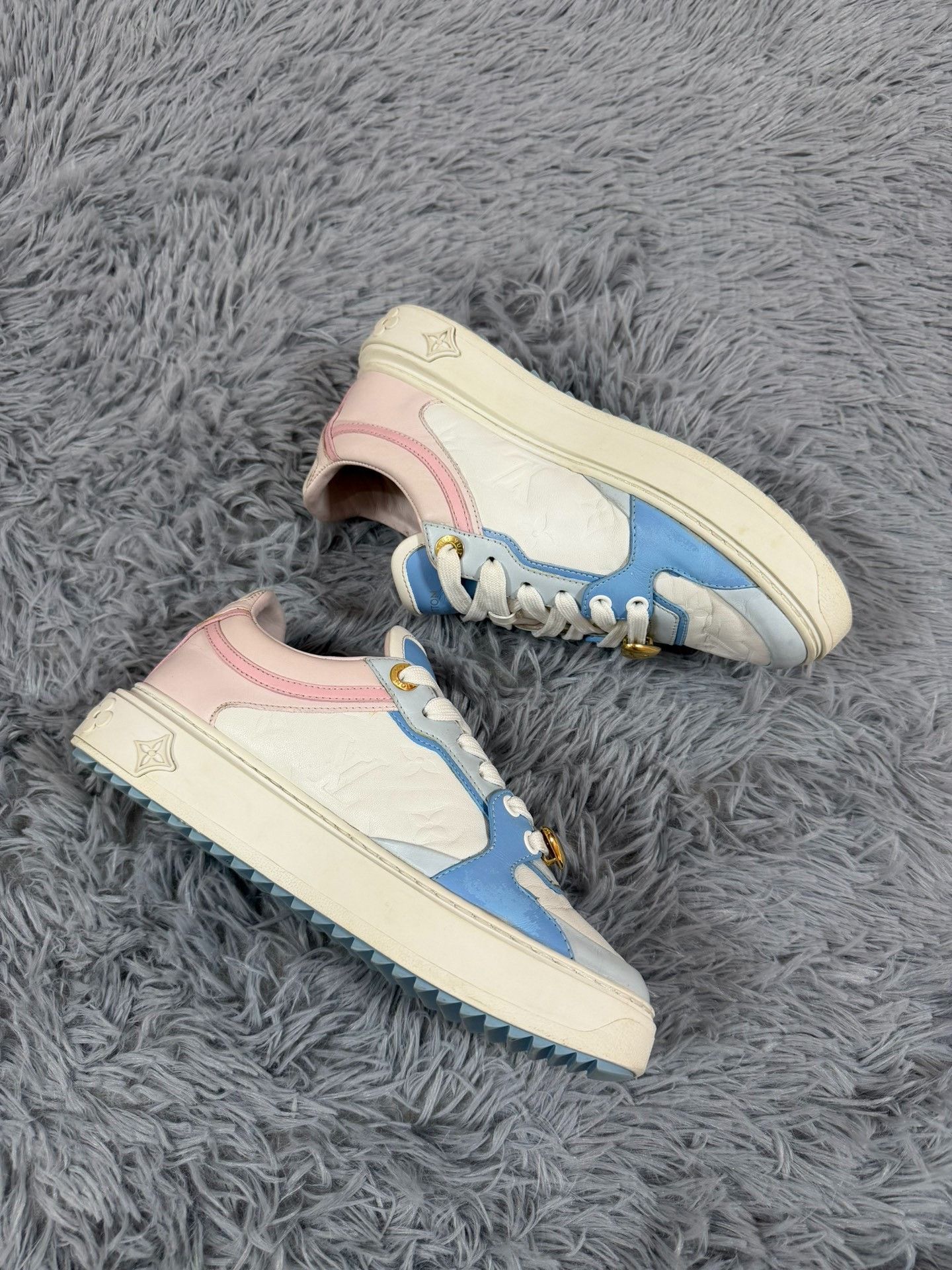 Louis Vuitton Louis Vuitton White Lowtop Sneakers us_7 Women Size US 7 / IT 37 - 3 Thumbnail