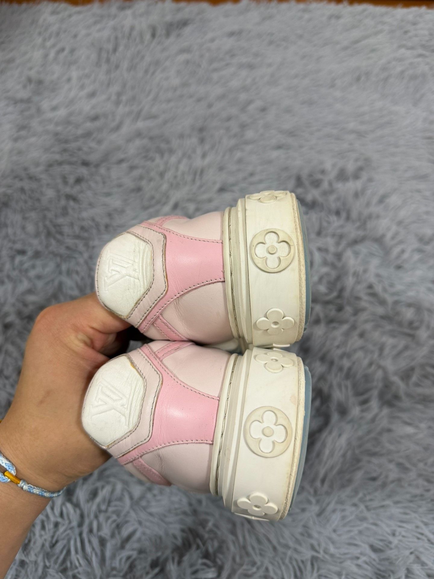 Louis Vuitton Louis Vuitton White Lowtop Sneakers us_7 Women Size US 7 / IT 37 - 4 Thumbnail