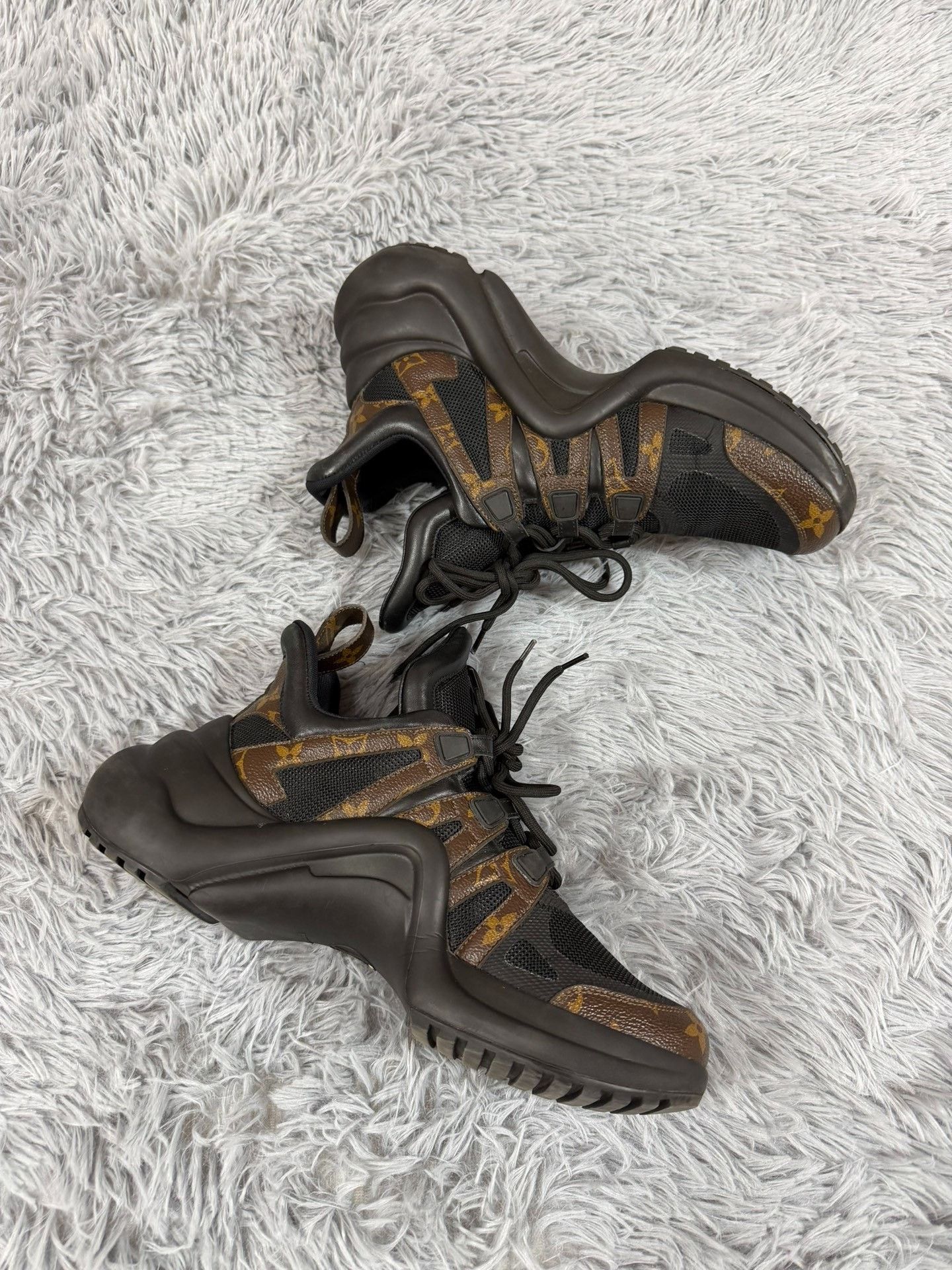 Louis Vuitton Louis Vuitton Black Lowtop Sneakers us_10 Women Size US 10 / IT 40 - 3 Thumbnail