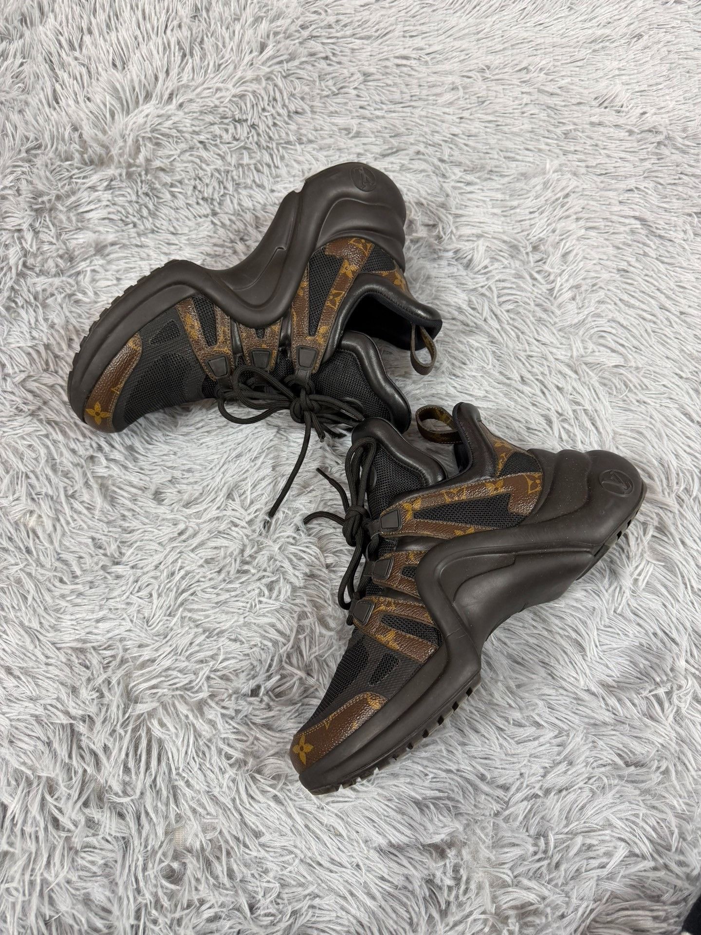 Louis Vuitton Louis Vuitton Black Lowtop Sneakers us_10 Women Size US 10 / IT 40 - 2 Thumbnail