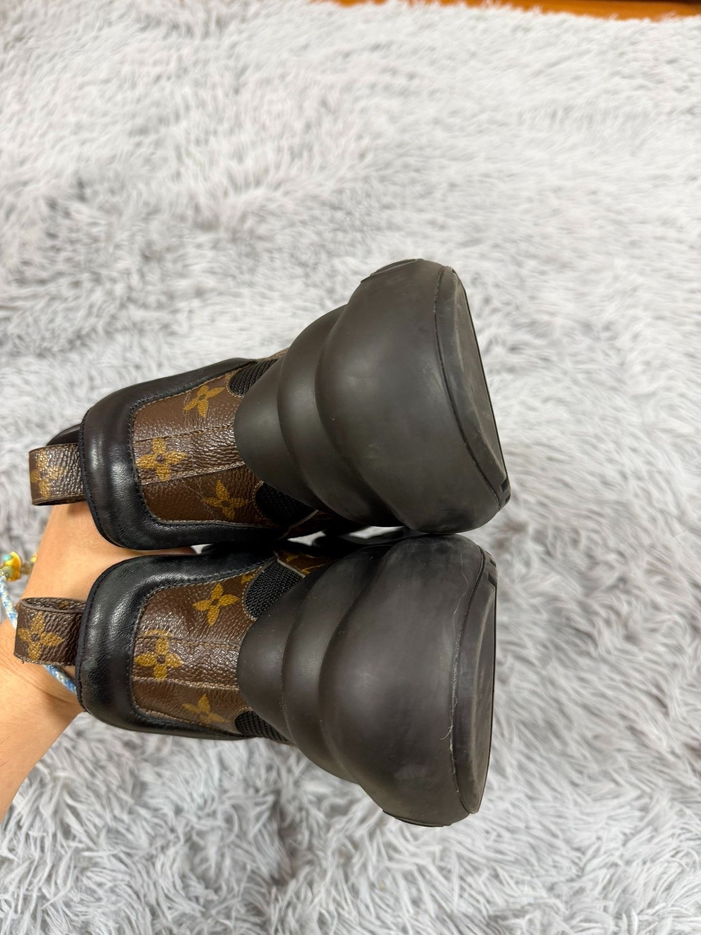 Louis Vuitton Louis Vuitton Black Lowtop Sneakers us_10 Women Size US 10 / IT 40 - 4 Thumbnail