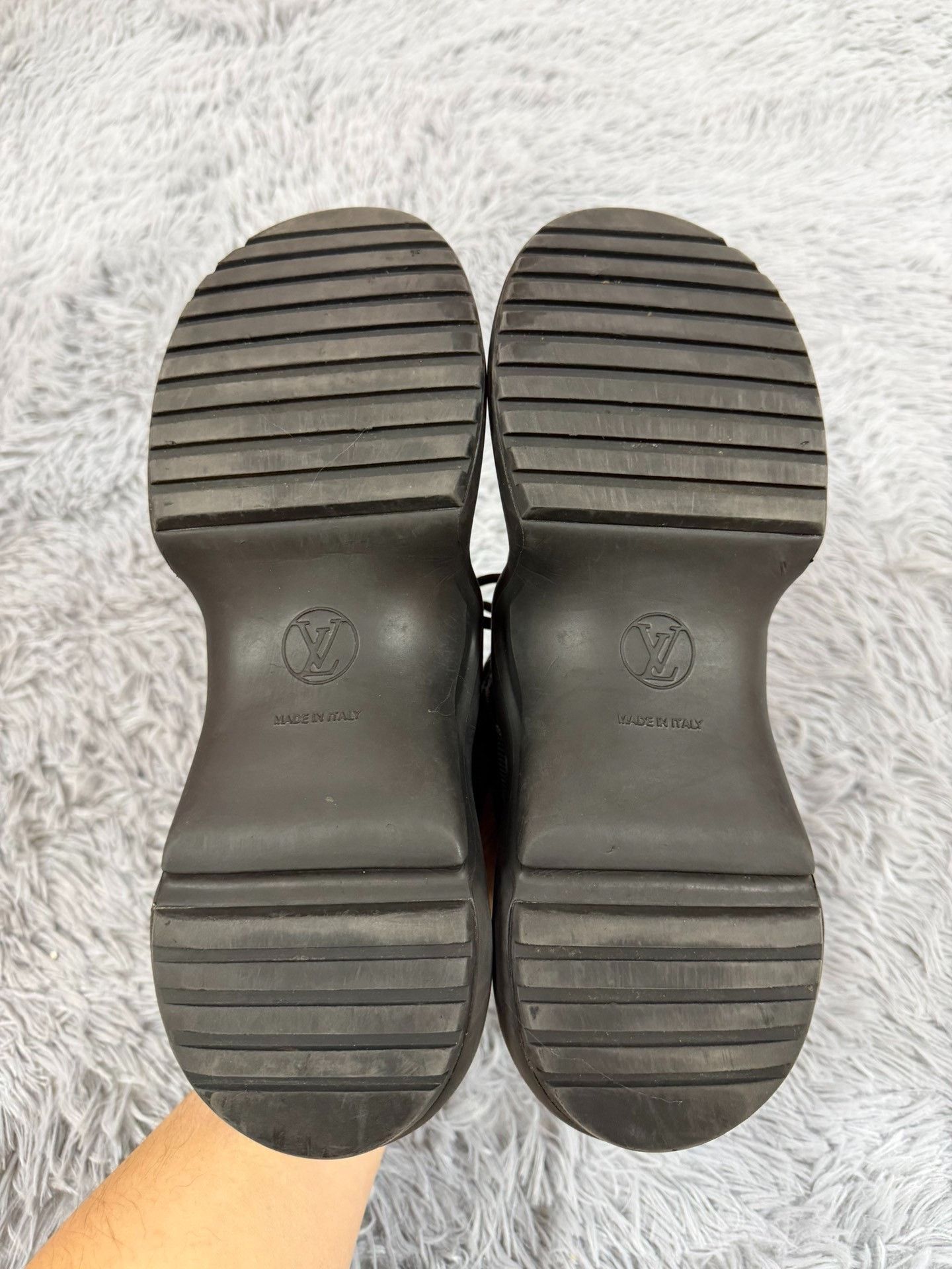 Louis Vuitton Louis Vuitton Black Lowtop Sneakers us_10 Women Size US 10 / IT 40 - 5 Thumbnail