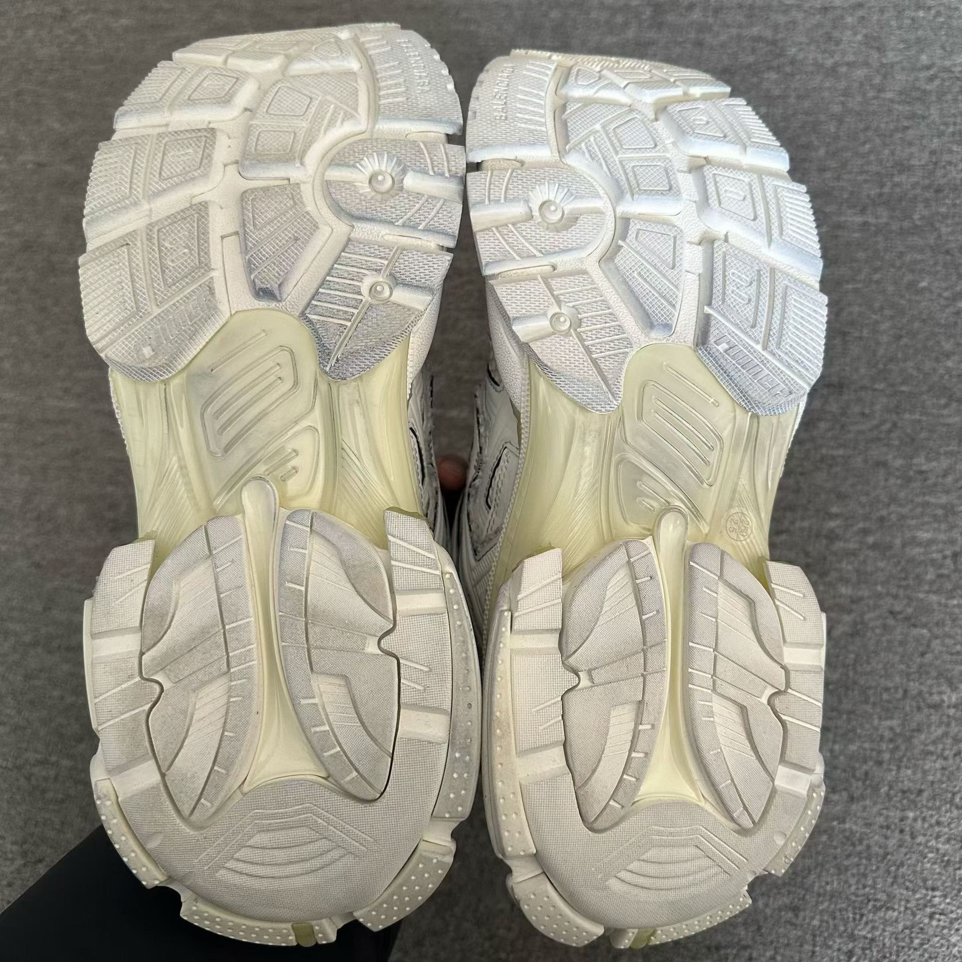 Balenciaga Balenciaga Running White Lowtop Sneakers 7 Men Size US 7 / EU 40 - 5 Thumbnail