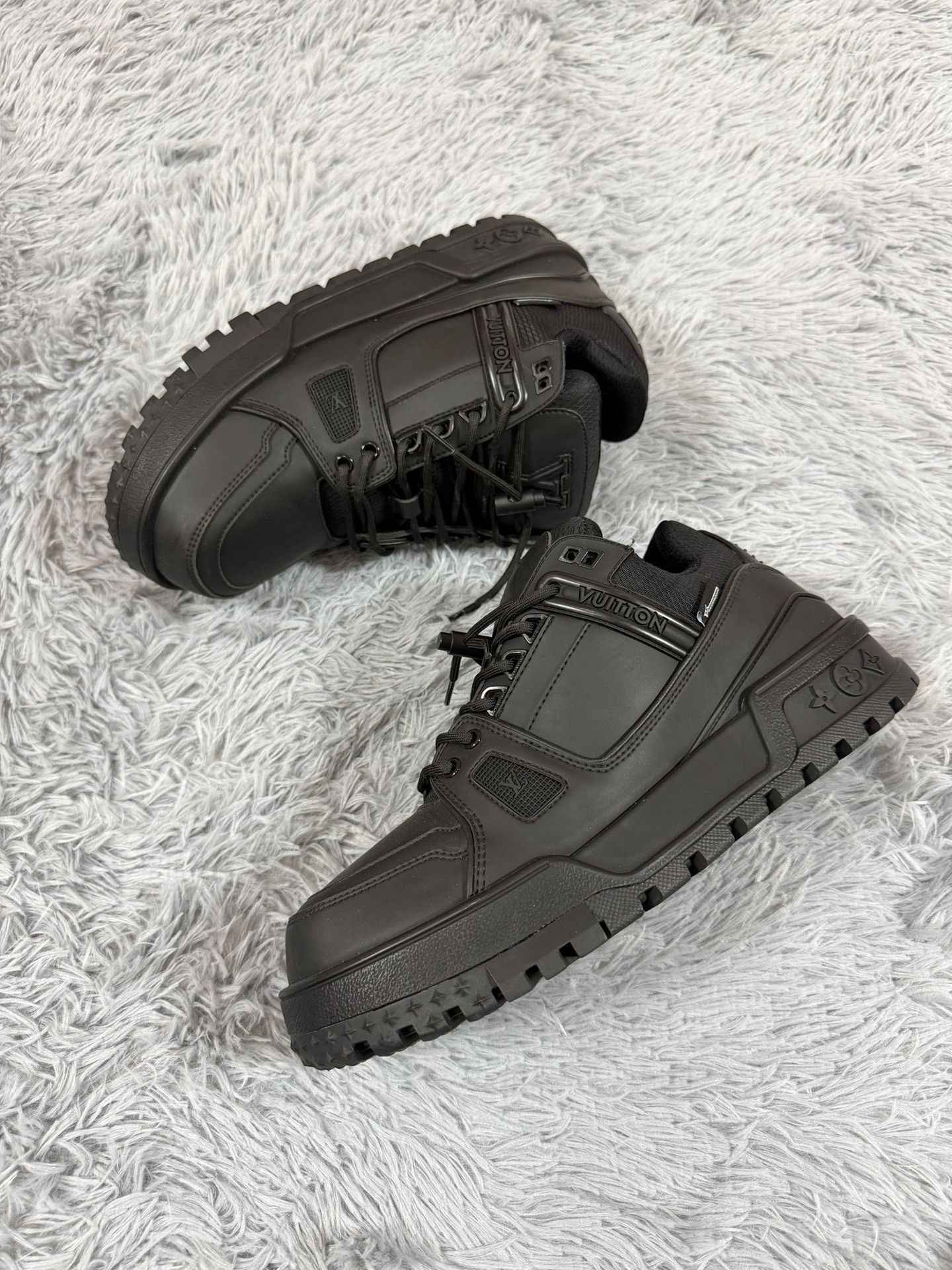 Louis Vuitton Louis Vuitton Training Black Lowtop Sneakers 9.5 Men Size US 9.5 / EU 42-43 - 2 Thumbnail