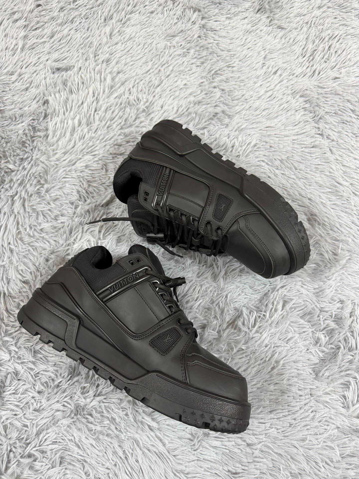 Louis Vuitton Louis Vuitton Training Black Lowtop Sneakers 9.5 Men Size US 9.5 / EU 42-43 - 3 Thumbnail