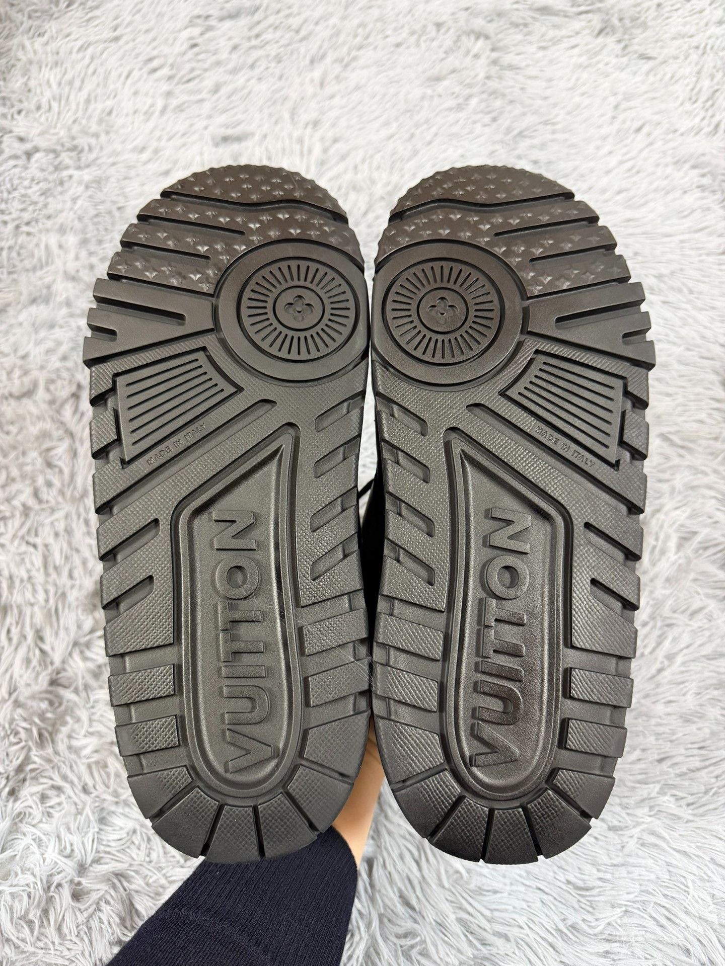 Louis Vuitton Louis Vuitton Training Black Lowtop Sneakers 9.5 Men Size US 9.5 / EU 42-43 - 5 Thumbnail