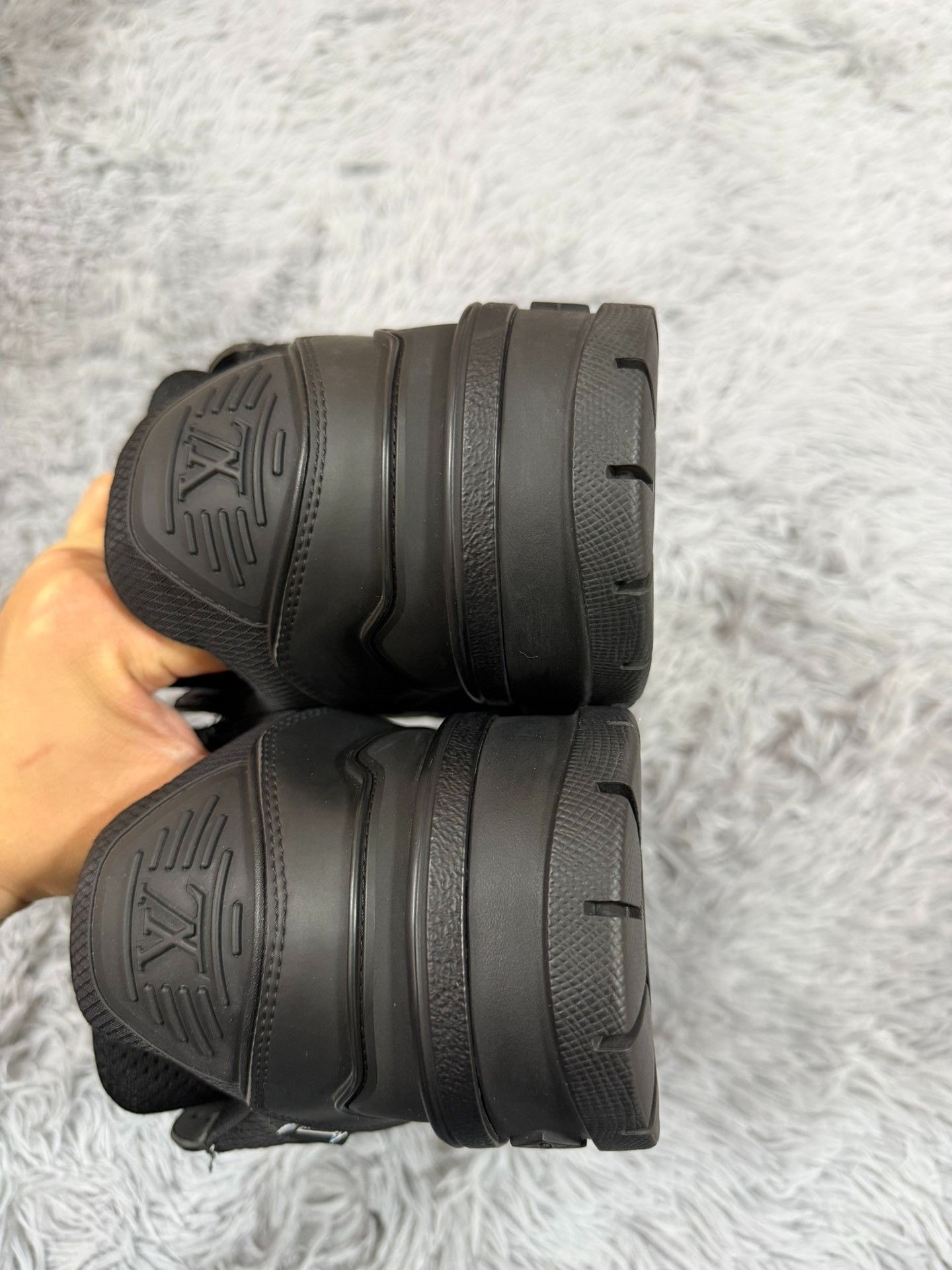 Louis Vuitton Louis Vuitton Training Black Lowtop Sneakers 9.5 Men Size US 9.5 / EU 42-43 - 4 Thumbnail