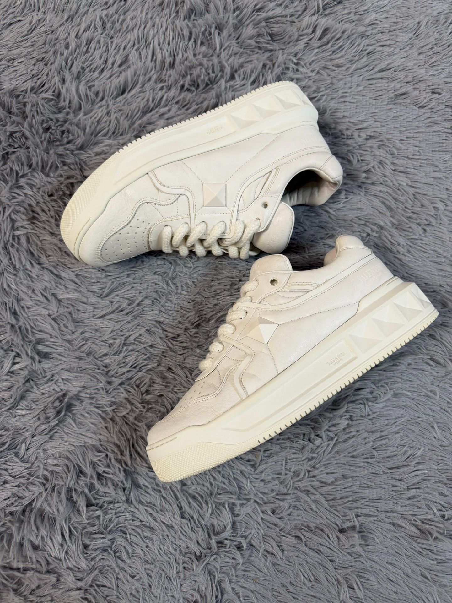 Valentino Valentino White Lowtop Sneakers 10 Men Size US 10 / EU 43 - 2 Thumbnail