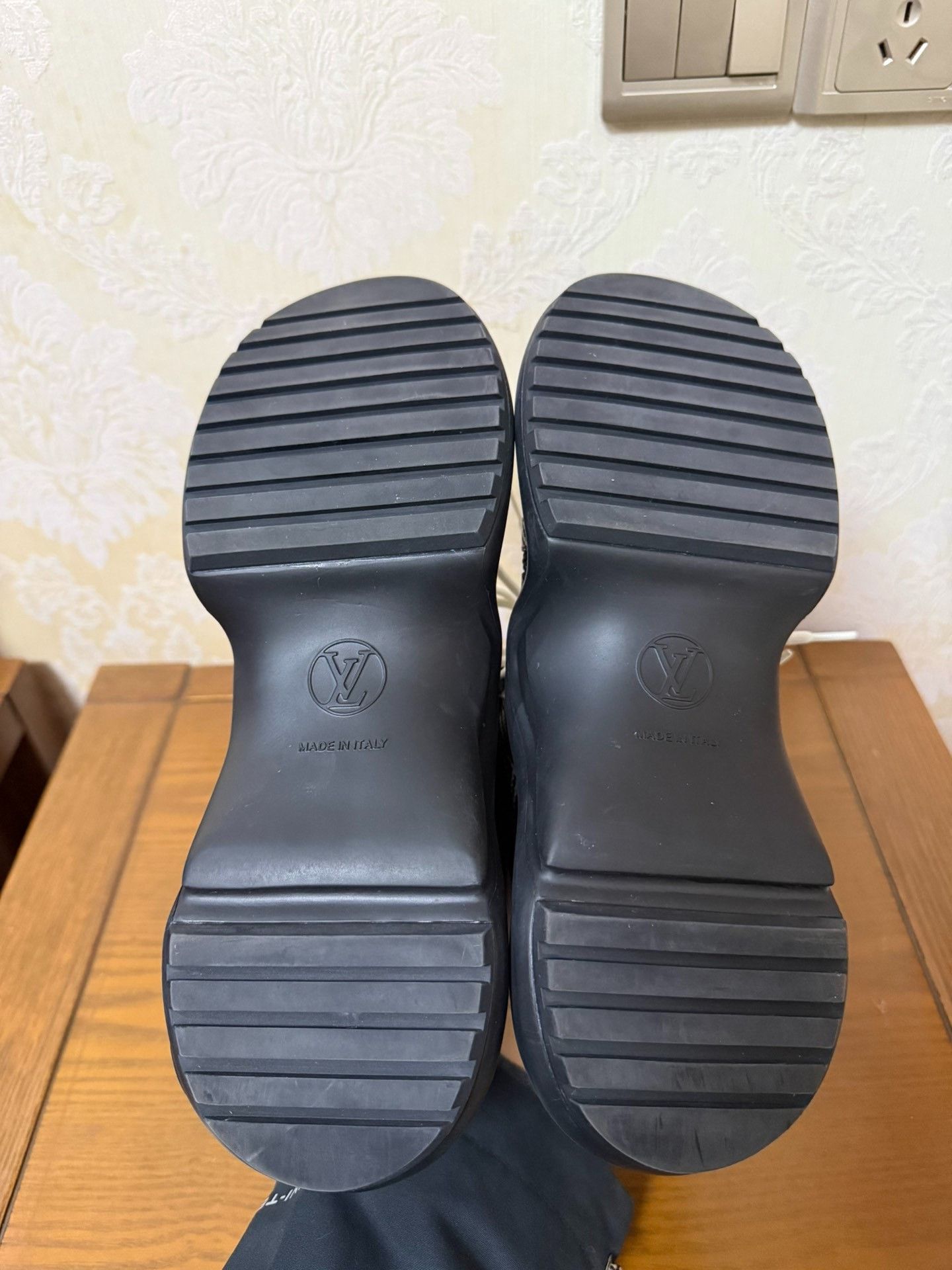 Louis Vuitton Louis Vuitton Black Lowtop Sneakers 37 Men Size US 5 / EU 37 - 4 Thumbnail