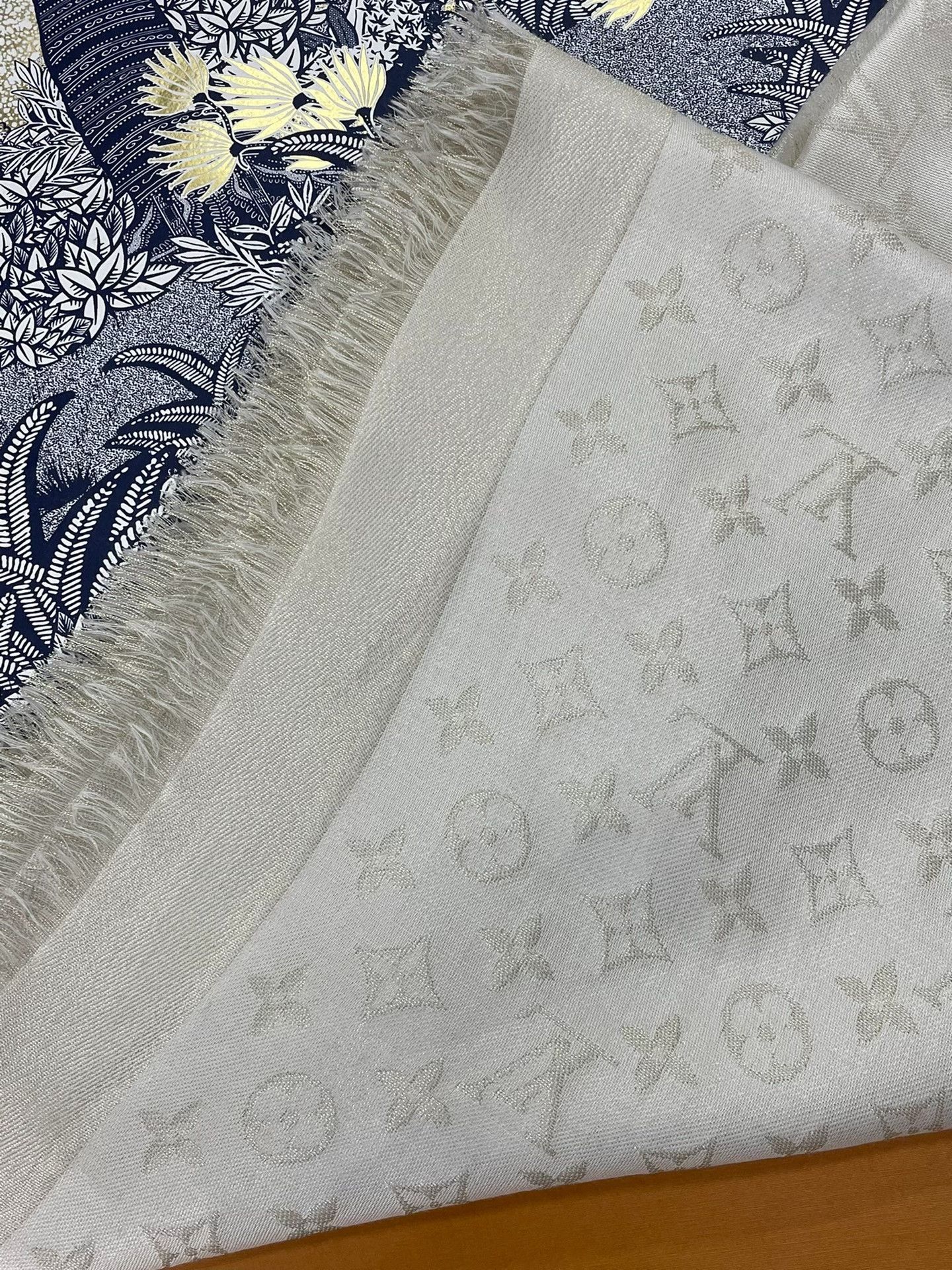 Louis Vuitton Louis Vuitton White Monogram Scarf Size ONE SIZE - 3 Thumbnail