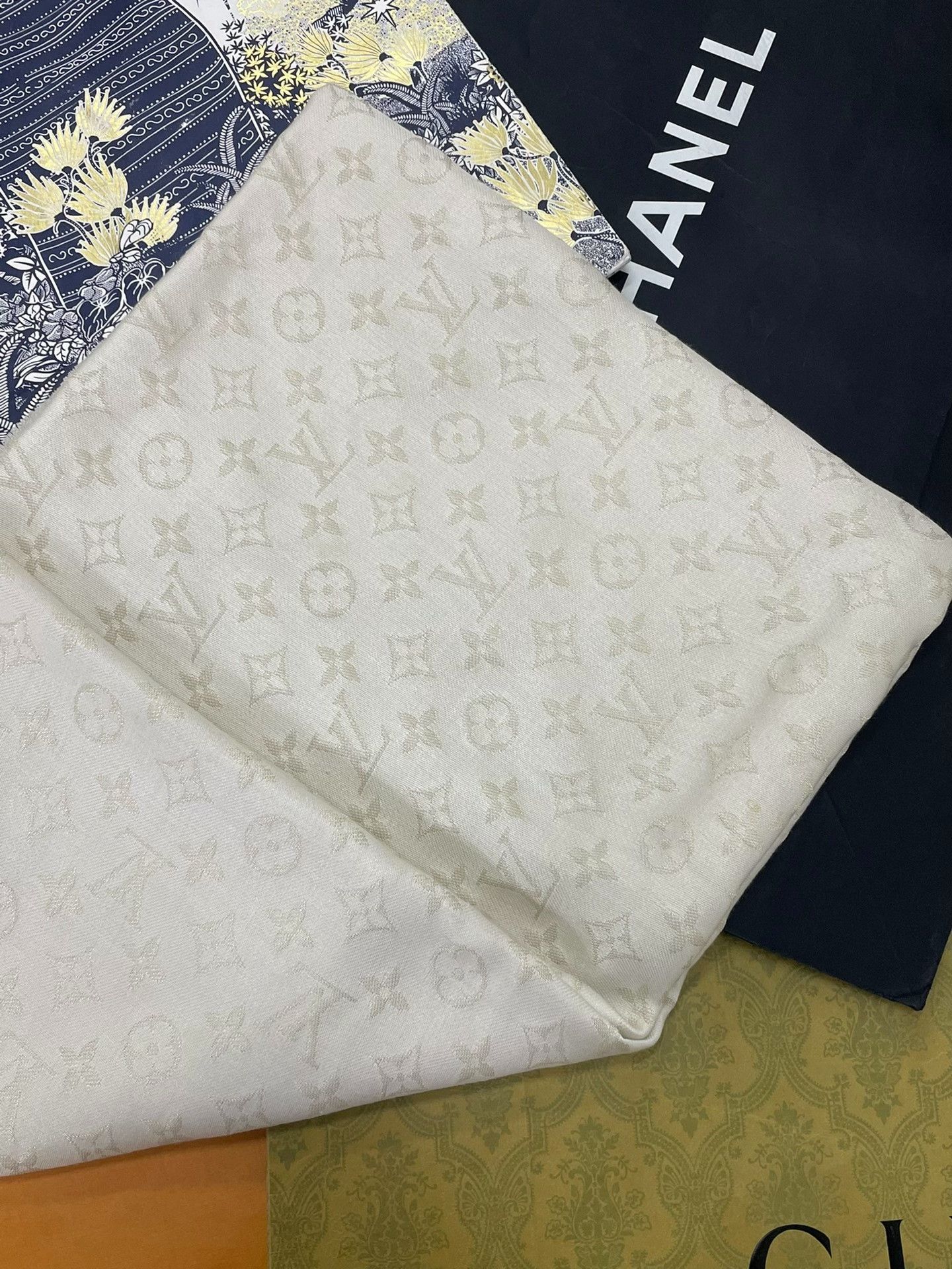 Louis Vuitton Louis Vuitton White Monogram Scarf Size ONE SIZE - 2 Thumbnail