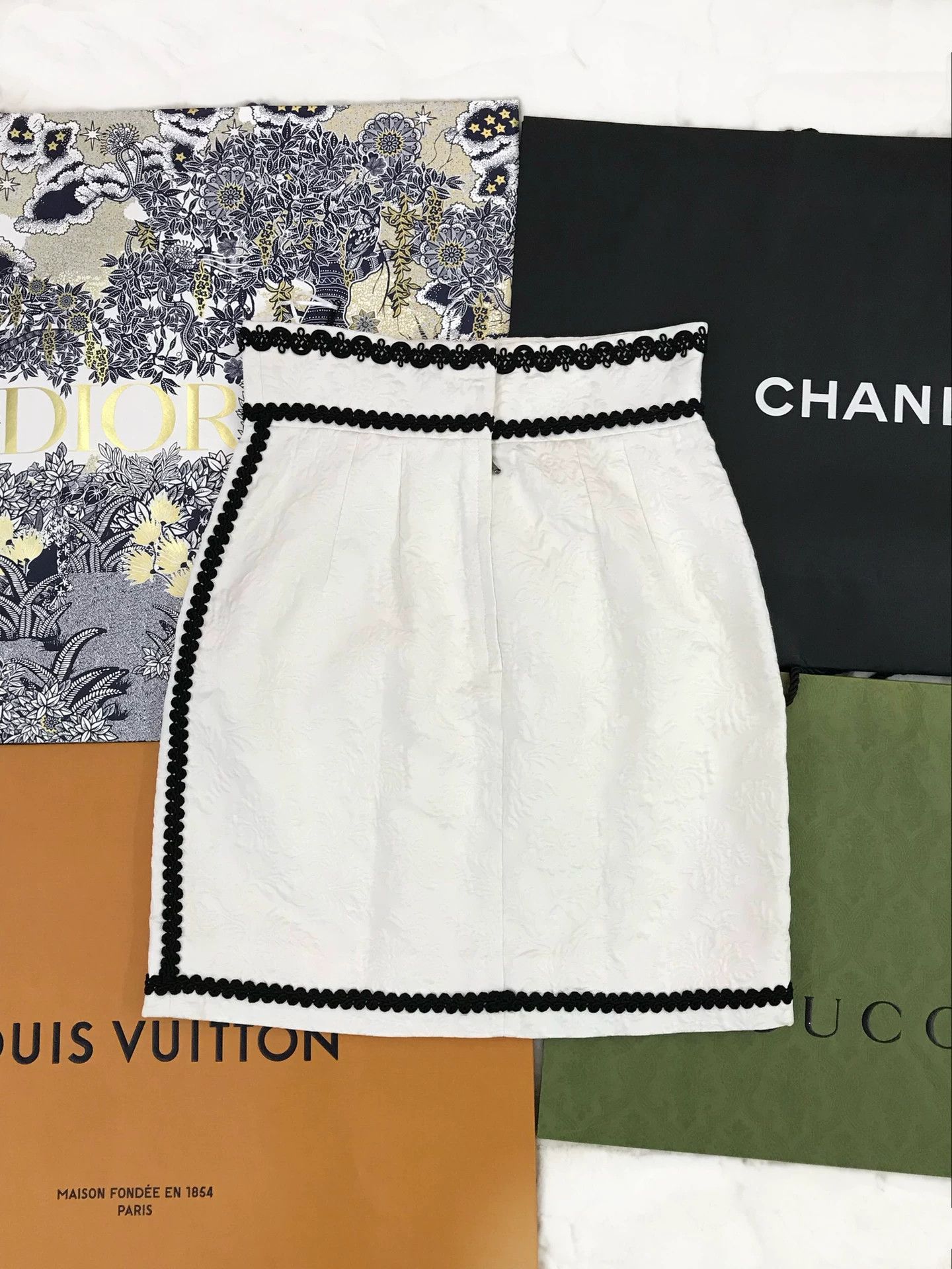 Dolce & Gabbana Dolce Gabbana White Floral Black Trim Skirt Size 42" / US 20 - 2 Thumbnail