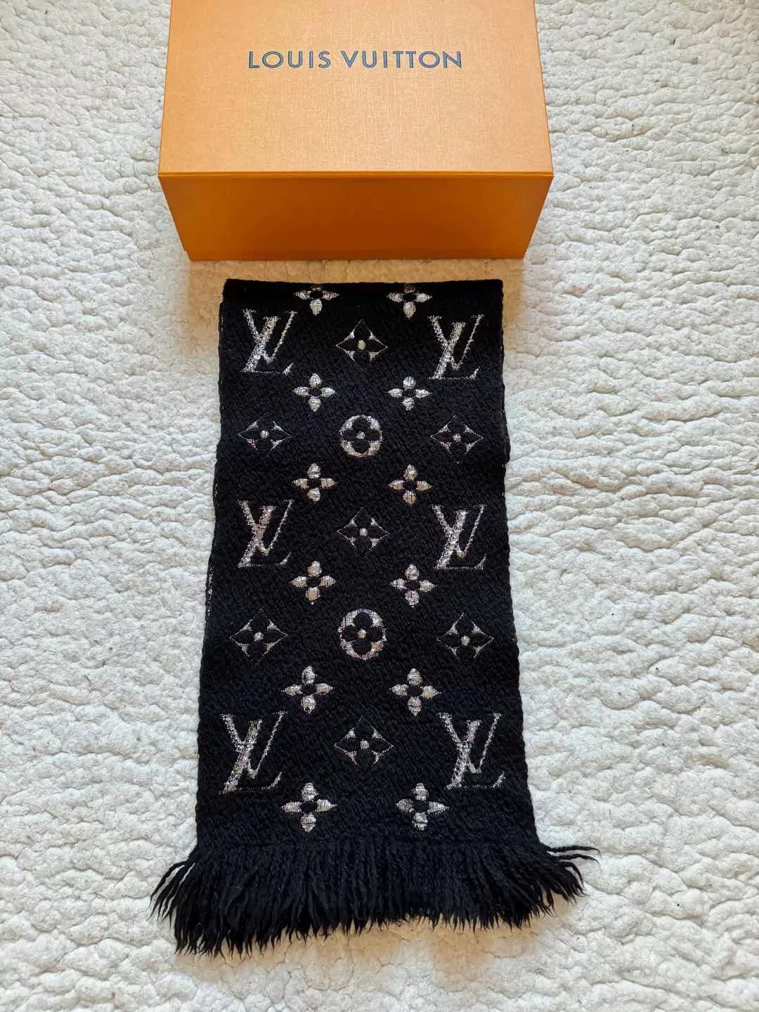 Louis Vuitton Louis Vuitton Black Silver Thread Scarf Size ONE SIZE - 2 Thumbnail