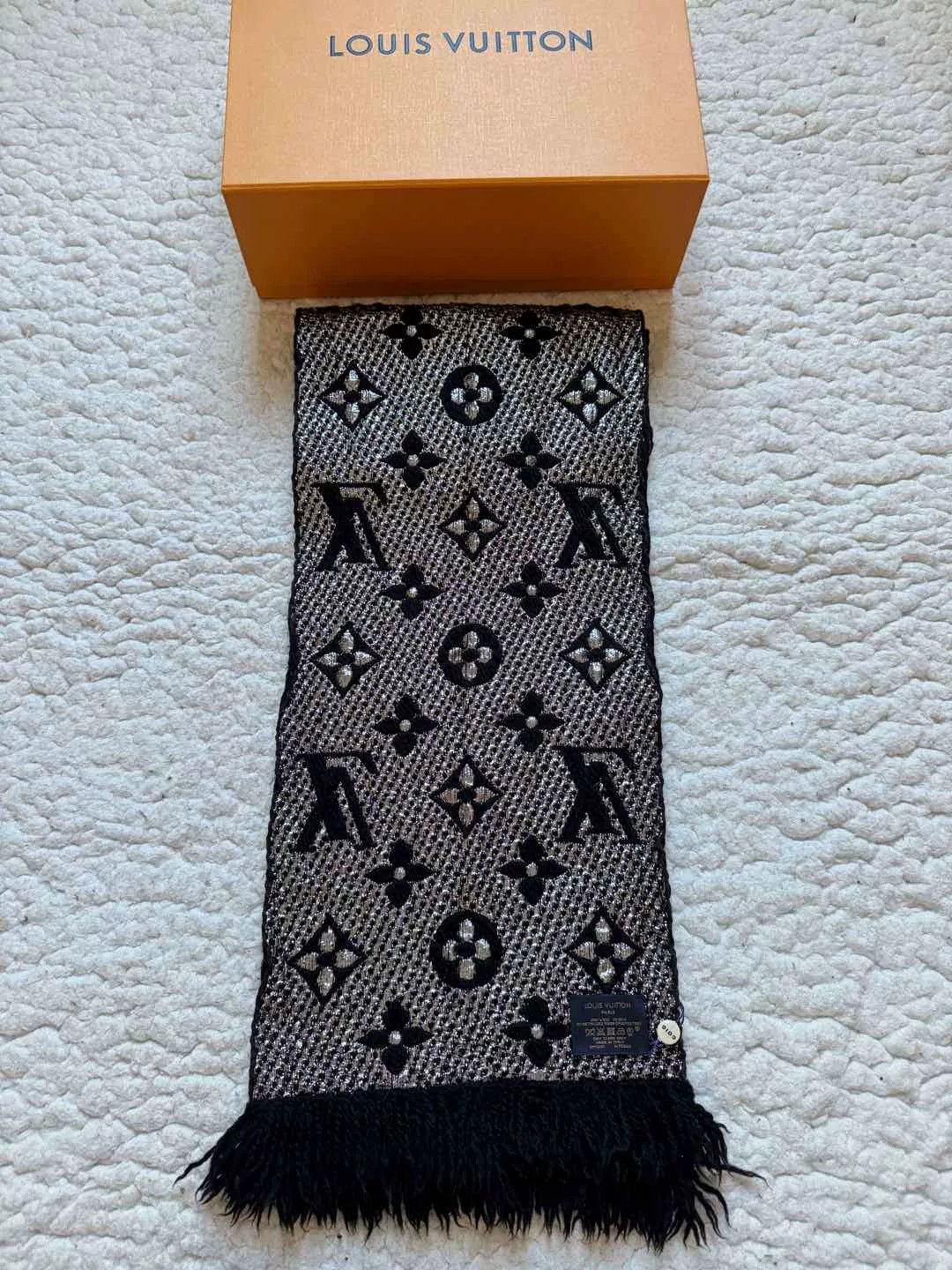 Louis Vuitton Louis Vuitton Black Silver Thread Scarf Size ONE SIZE - 5 Thumbnail