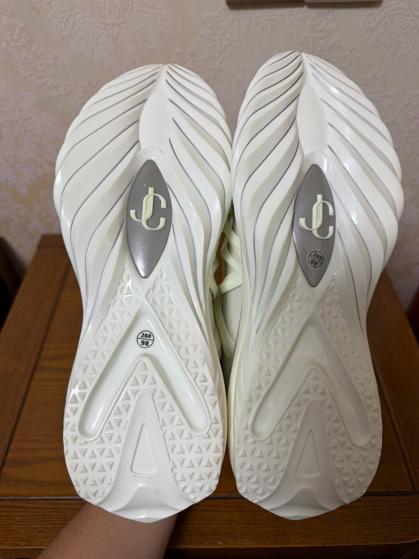 Jimmy Choo Jimmy Choo White Lowtop Sneakers 9 Men Size US 9 / EU 42 - 4 Thumbnail