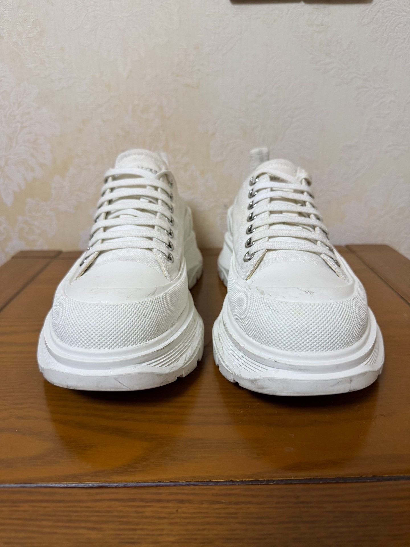 Alexander McQueen Alexander McQueen White Lowtop Sneakers 42 Men Size US 9 / EU 42 - 2 Thumbnail