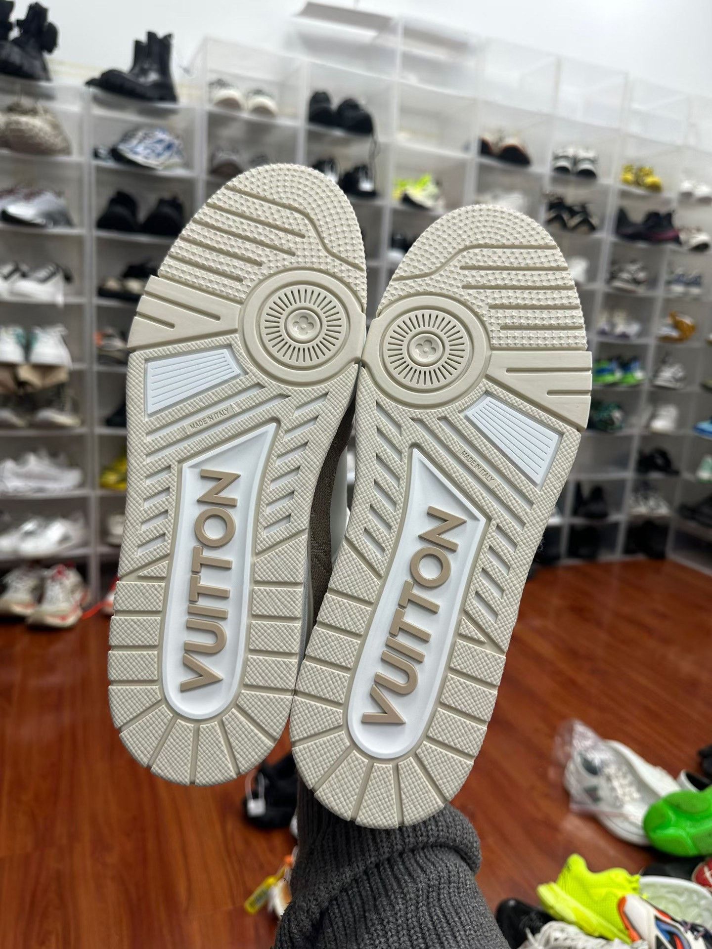 Louis Vuitton Louis Vuitton Beige Lowtop Sneakers 9 Men Size US 9 / EU 42 - 2 Thumbnail