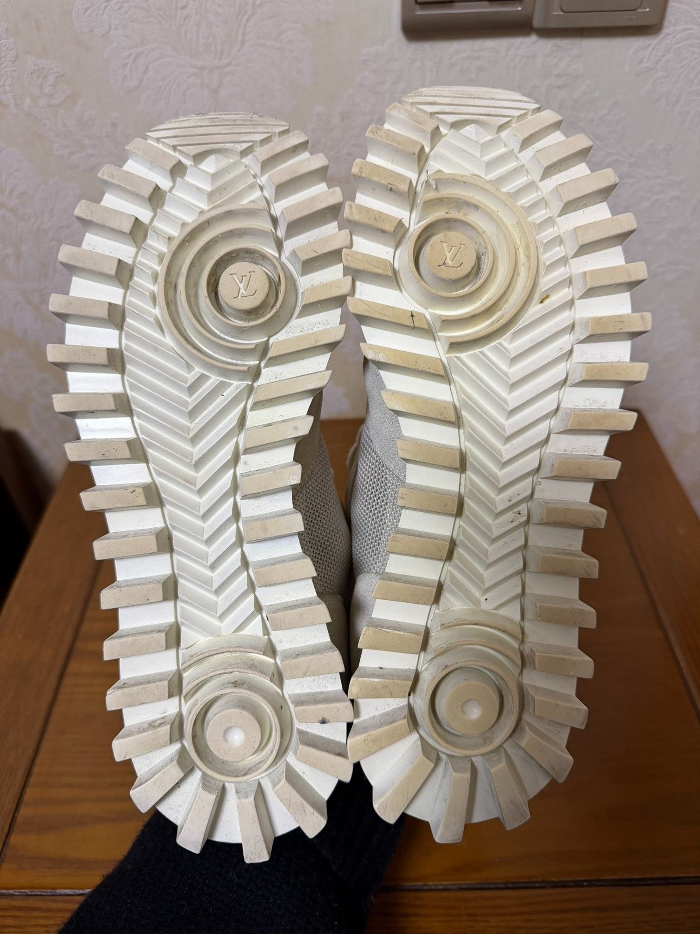 Louis Vuitton Louis Vuitton Running White Lowtop Sneakers 40 Men Size US 7.5 / EU 40-41 - 4 Thumbnail