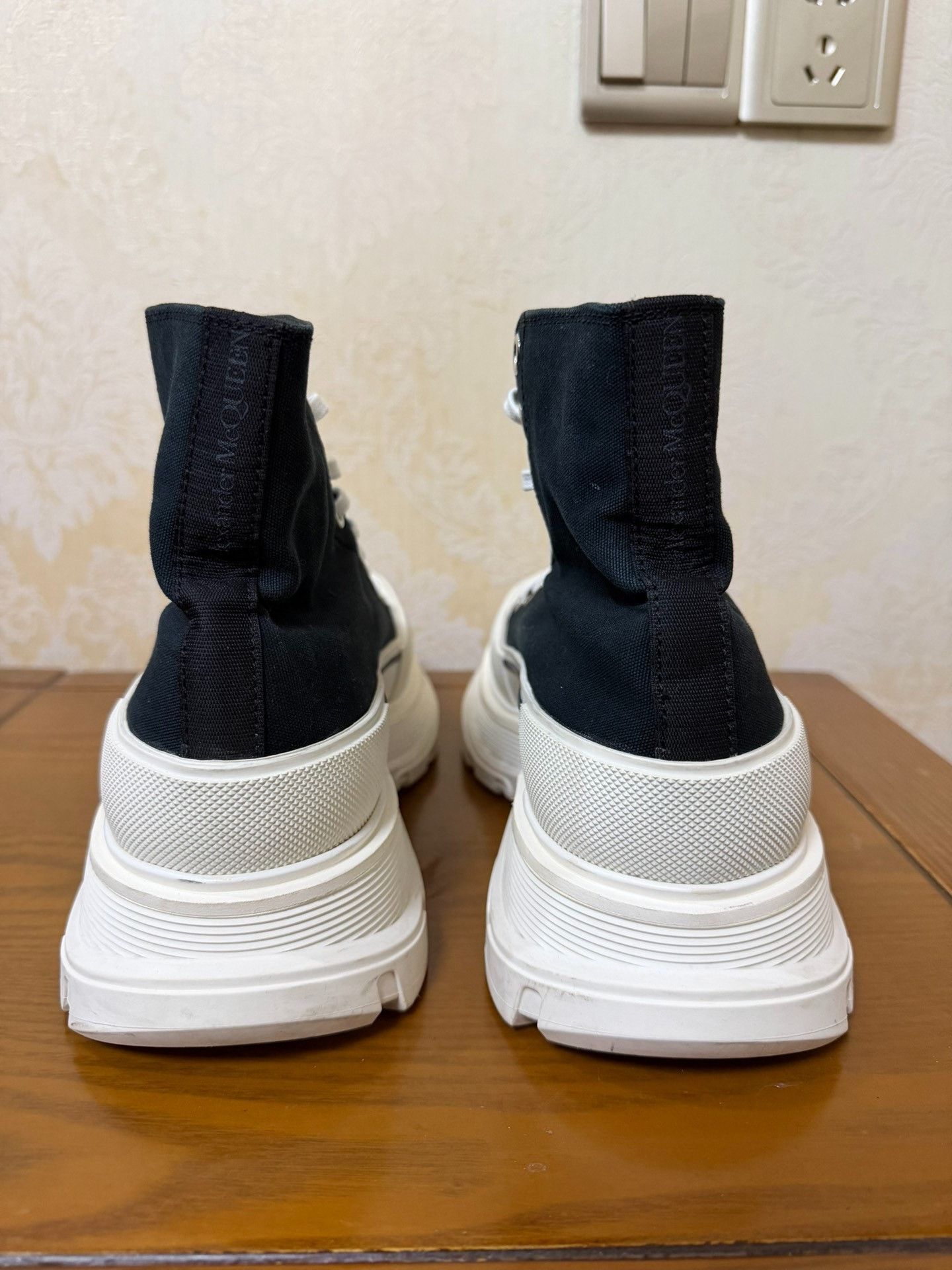 Alexander McQueen Alexander McQueen Black Hitop Sneakers 9 Men Size US 9 / EU 42 - 3 Thumbnail