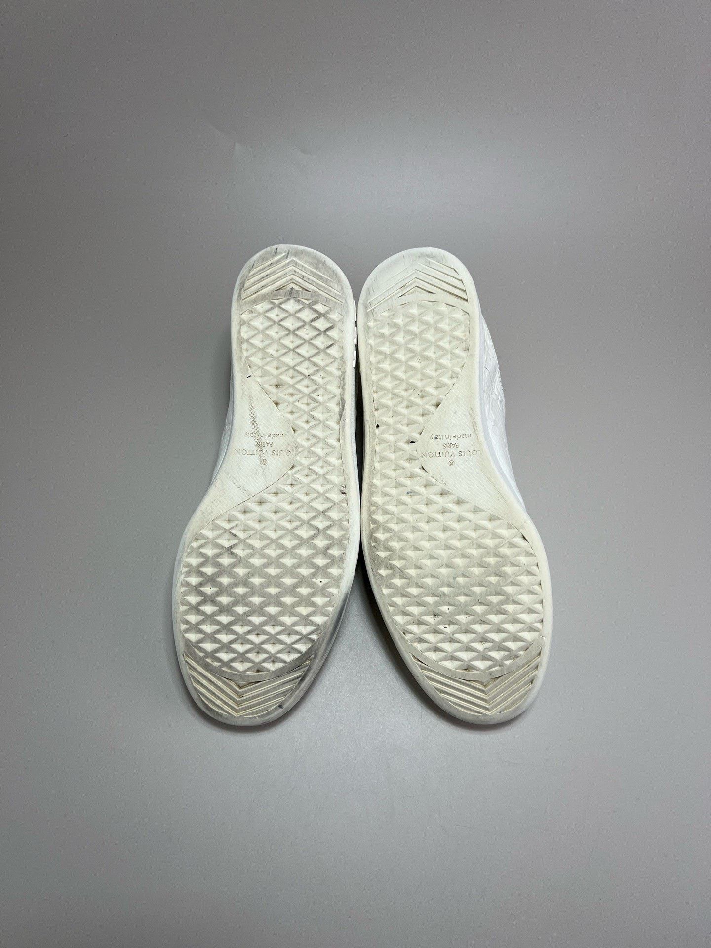 Louis Vuitton Louis Vuitton White Embossed Logo Low-top Sneakers Size US 9 / EU 42 - 6 Thumbnail