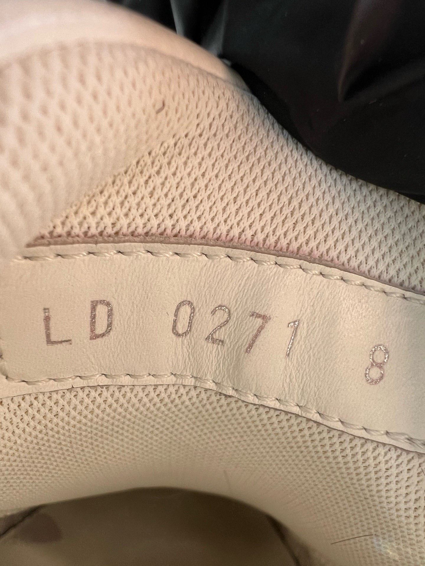 Louis Vuitton Louis Vuitton White Embossed Logo Low-top Sneakers Size US 9 / EU 42 - 7 Thumbnail