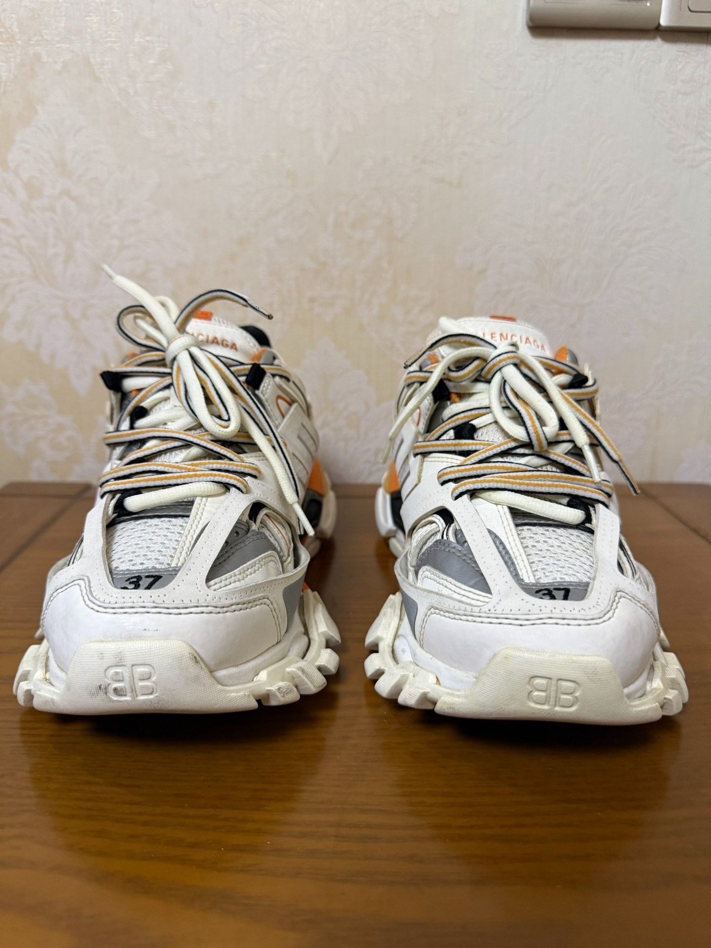Balenciaga Balenciaga White Lowtop Sneakers us_7 Women Size US 7 / IT 37 - 2 Thumbnail