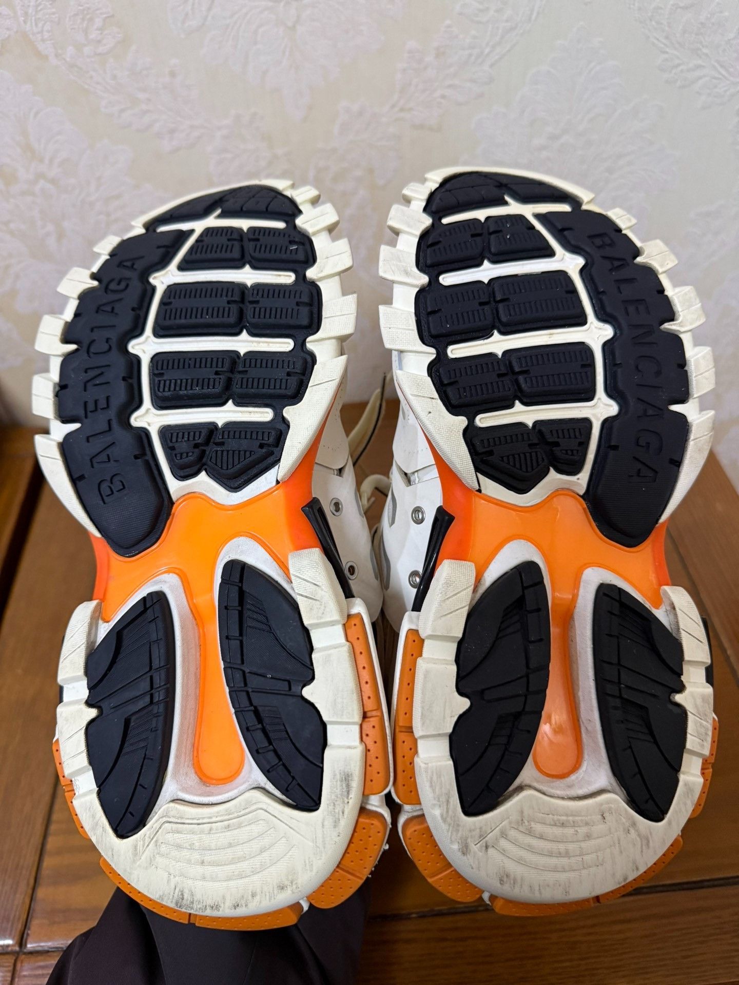 Balenciaga Balenciaga White Lowtop Sneakers us_7 Women Size US 7 / IT 37 - 3 Thumbnail
