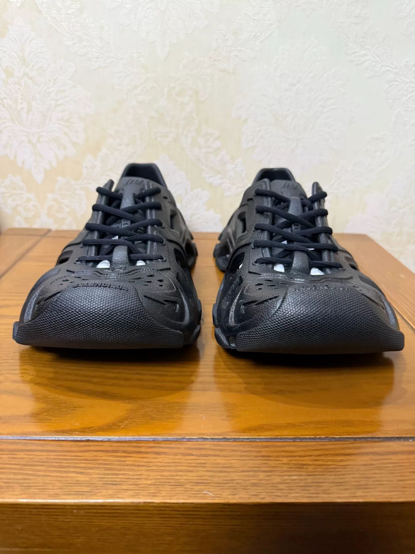 Balenciaga Balenciaga Orange Lowtop Sneakers 11 Men Size US 11 / EU 44 - 2 Thumbnail