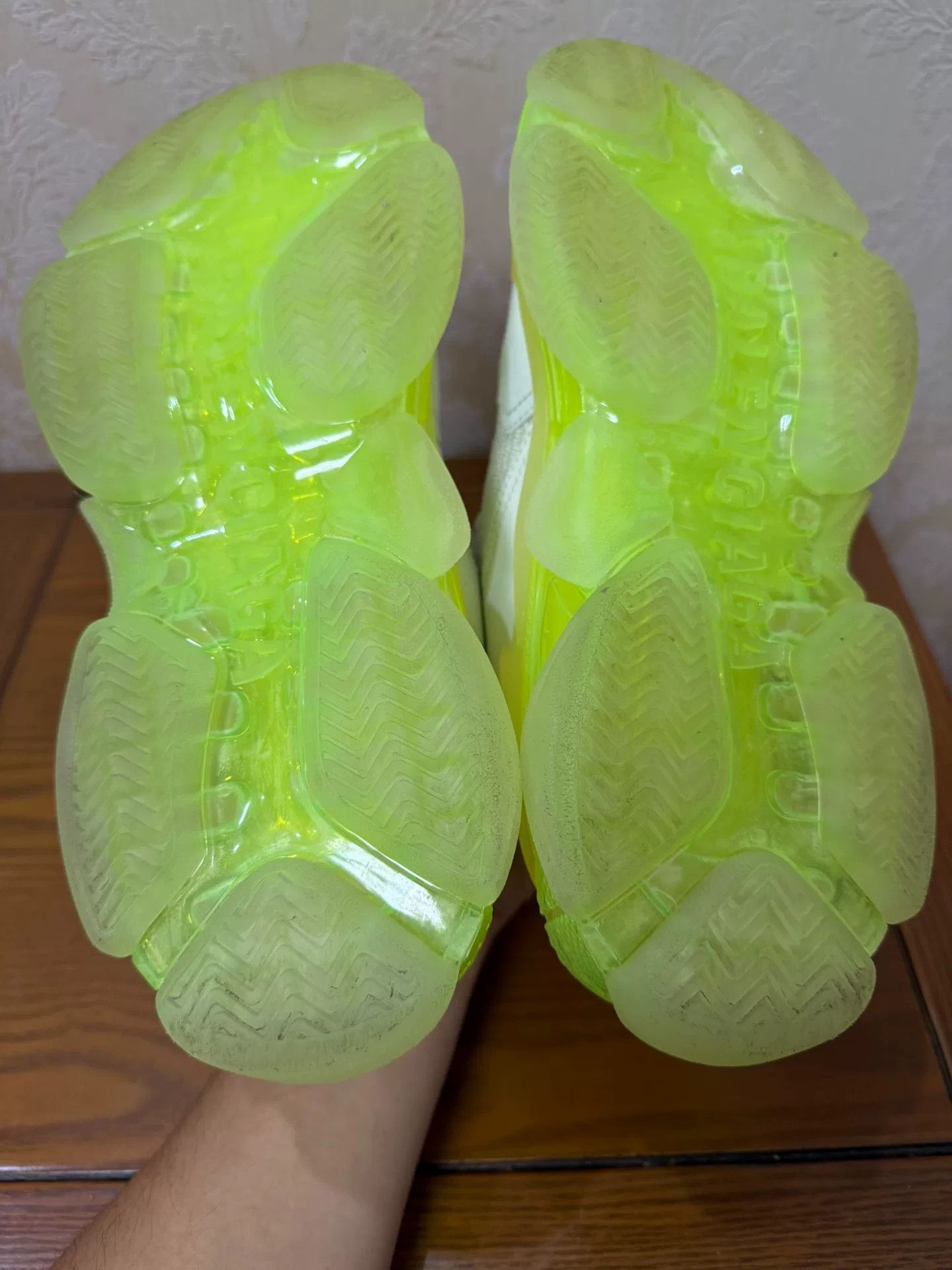 Balenciaga Balenciaga Glow Green Lowtop Sneakers us_7 Women Size US 7 / IT 37 - 4 Thumbnail