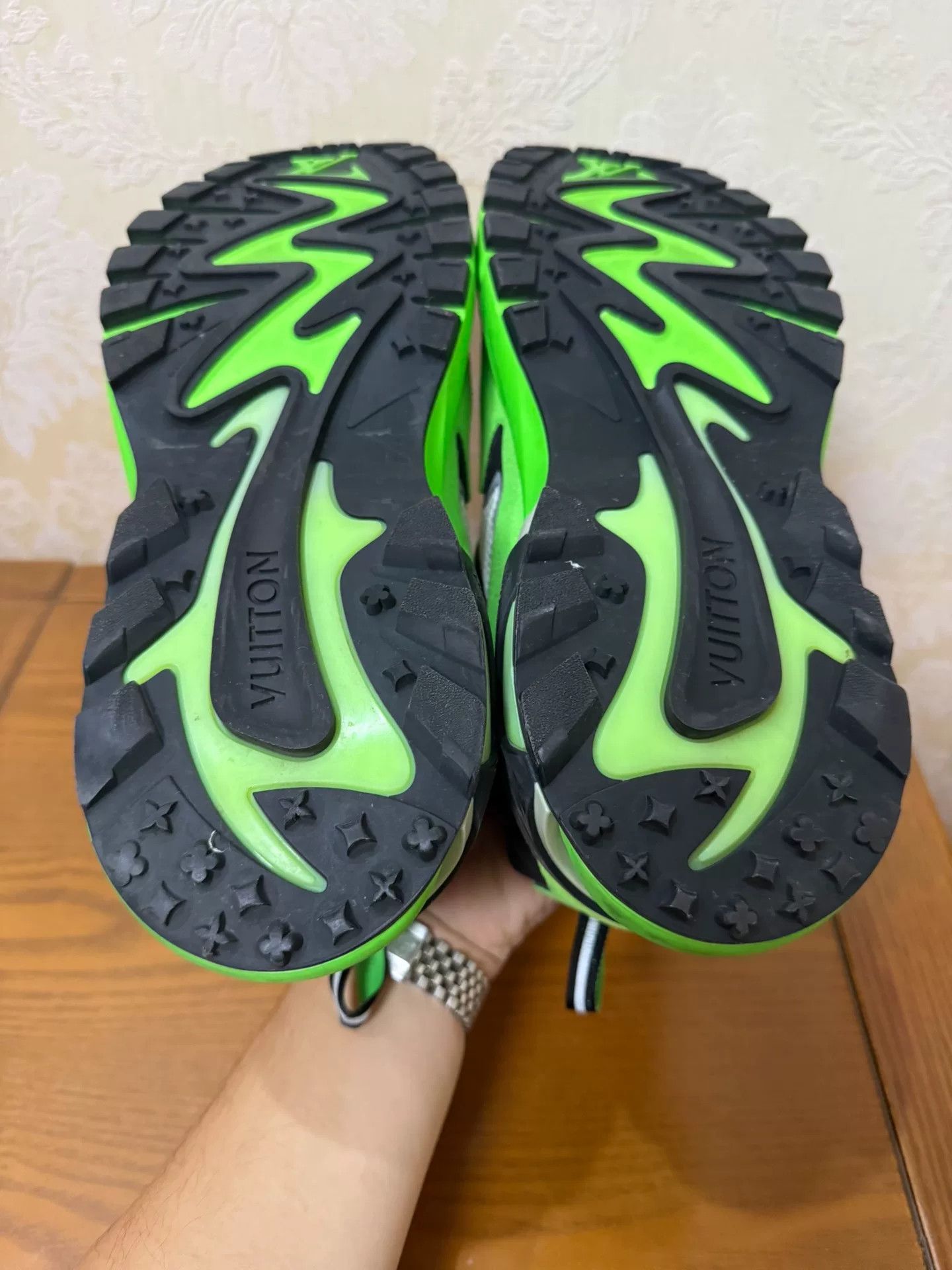 Louis Vuitton Louis Vuitton Running Green Lowtop Sneakers 9 Men Size US 9 / EU 42 - 6 Thumbnail