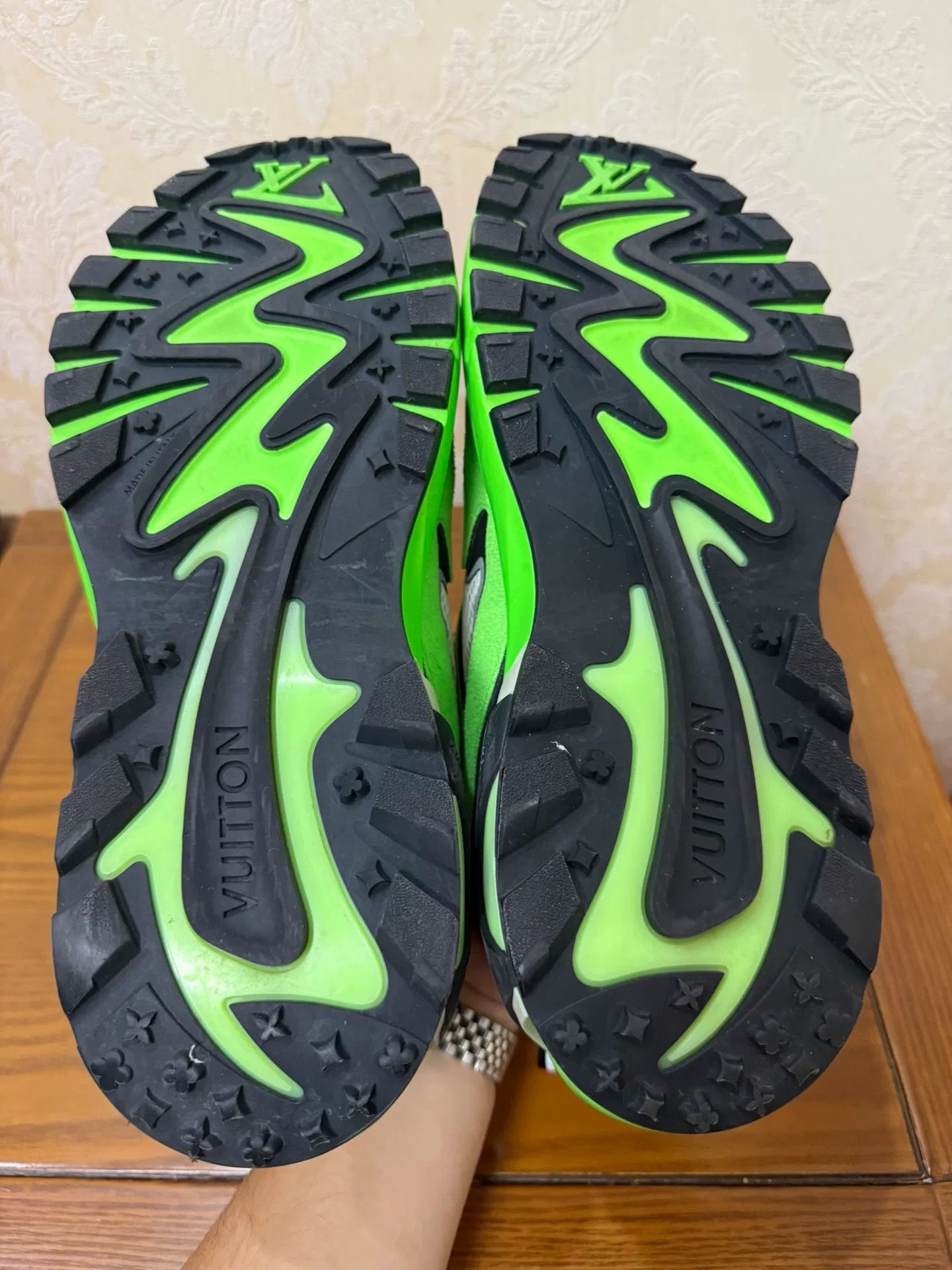 Louis Vuitton Louis Vuitton Running Green Lowtop Sneakers 9 Men Size US 9 / EU 42 - 4 Thumbnail