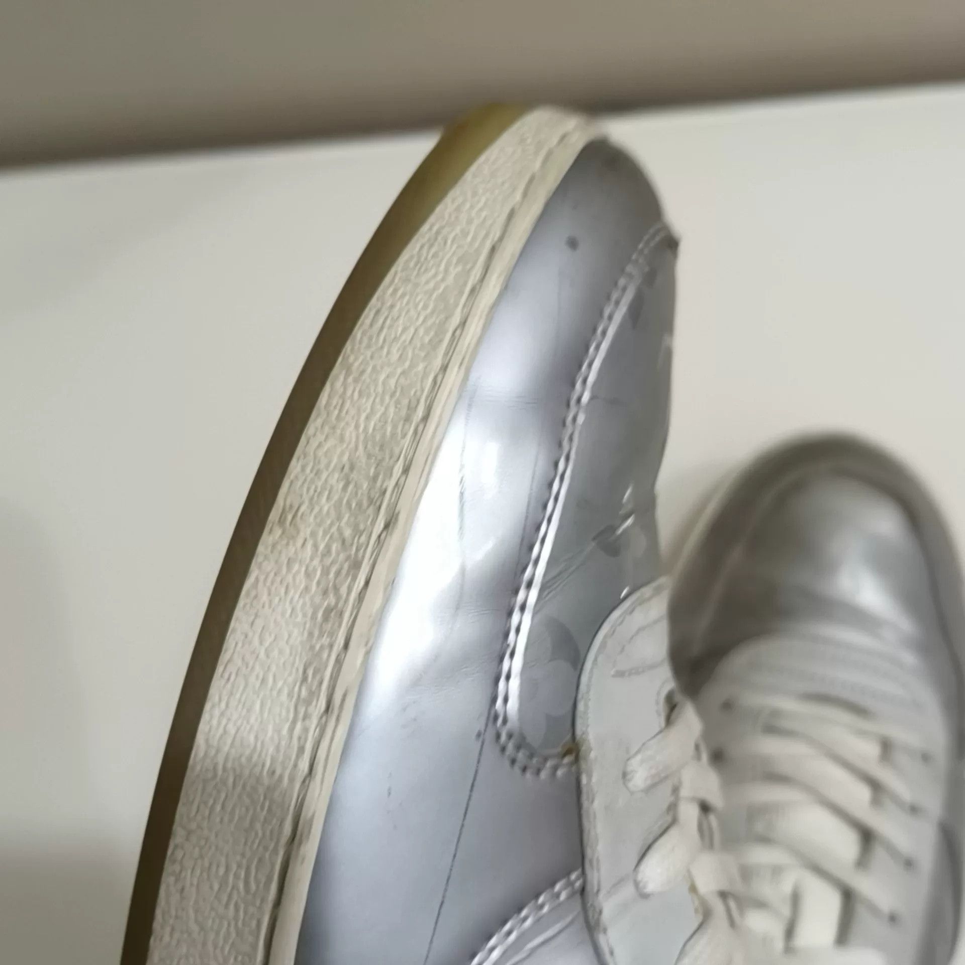 Louis Vuitton Louis Vuitton Silver Lowtop Sneakers 42 Men Size US 9 / EU 42 - 8 Thumbnail