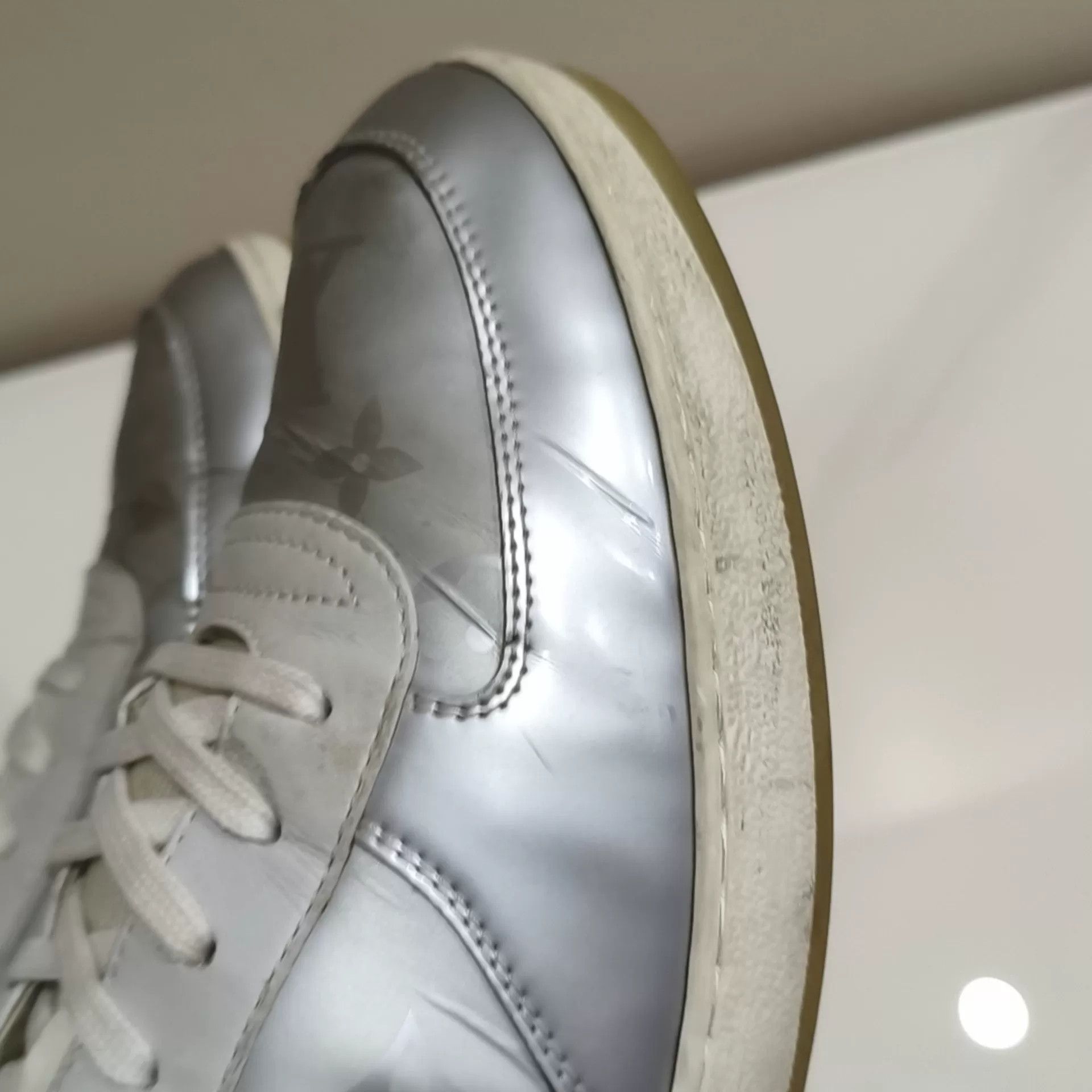 Louis Vuitton Louis Vuitton Silver Lowtop Sneakers 42 Men Size US 9 / EU 42 - 7 Thumbnail